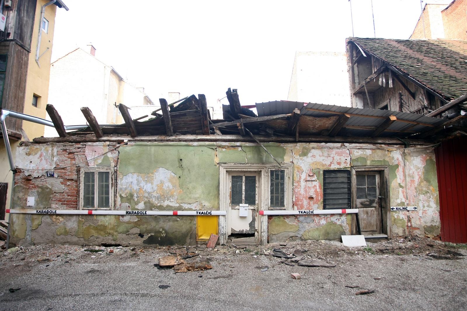 Gradonačelnik tvrdi kako je gospođa Vesna stan kupila novcem od prodaje vlastitog stana, u Preradovićevoj ulici u Zagrebu. Novcem od prodaje stana, kaže Bandić, zatvorili su i kredit za stan u Bužanovoj.
