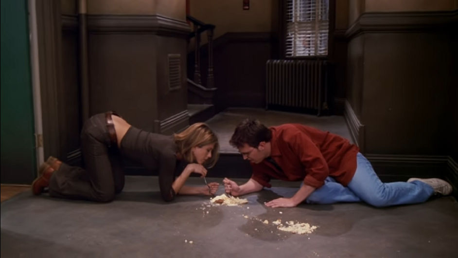 Chandler je pred vratima stana pronašao cheesecake. Kušala ga je i Rachel i oboje su postali opsjednuti njime. Kada im usred natezanja cheesecake padne na pod, nemaju izbora nego jesti ga s poda. Scenu pogledajte <a href=https://www.youtube.com/watch?v=_PmOOcnnc28/"><b><u>ovdje</u></b></a>