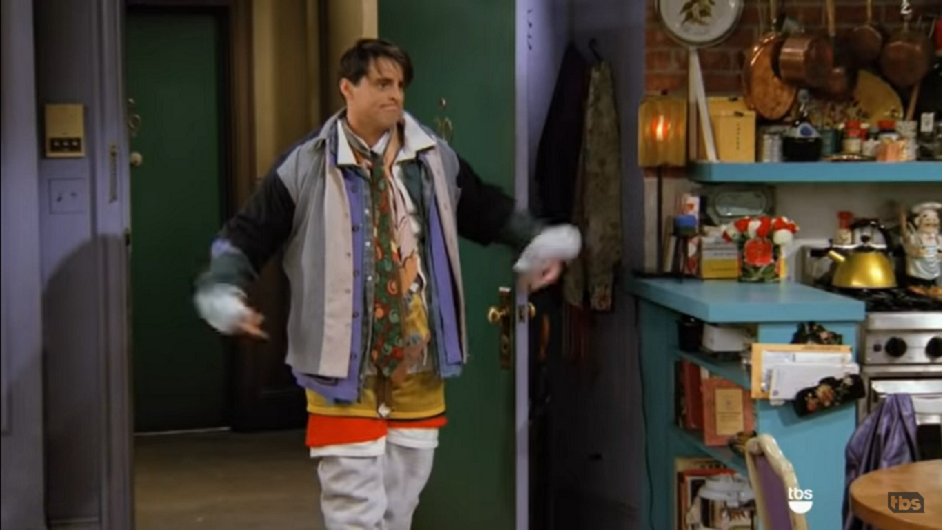 Chandler je Joeyju oteo donje rublje. Da mu se osveti Joey svu njegovu robu navuče na sebe i pritom ne nosi donje rublje. Vrhunac je svakako kada krene raditi iskorak kako bi se još dodatno oznojio. Scenu pogledajte <a href=https://www.youtube.com/watch?v=zRL7ufdVzn4/"><b><u>ovdje</u></b></a>