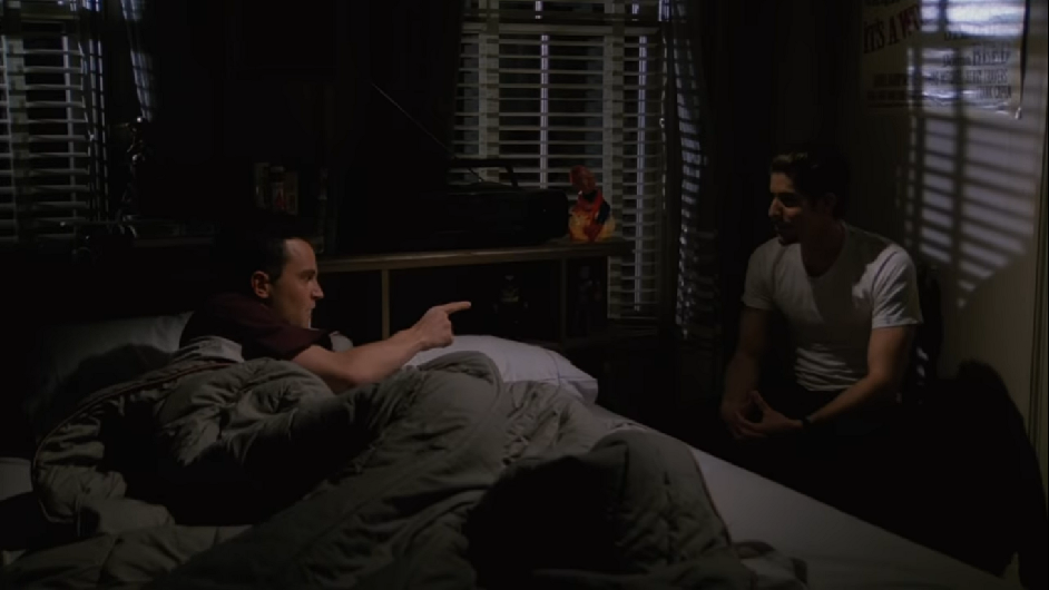 U jednom trenu Chandler ostaje bez cimera pa u stan prima Eddieja. Eddie je pomalo psihotičan i gleda Chandlera dok spava, u ostatku epizode Chandler ga se svim silama želi riješiti. Scenu pogledajte <a href=https://www.youtube.com/watch?v=wJEO1HfcK-0/"><b><u>ovdje</u></b></a>