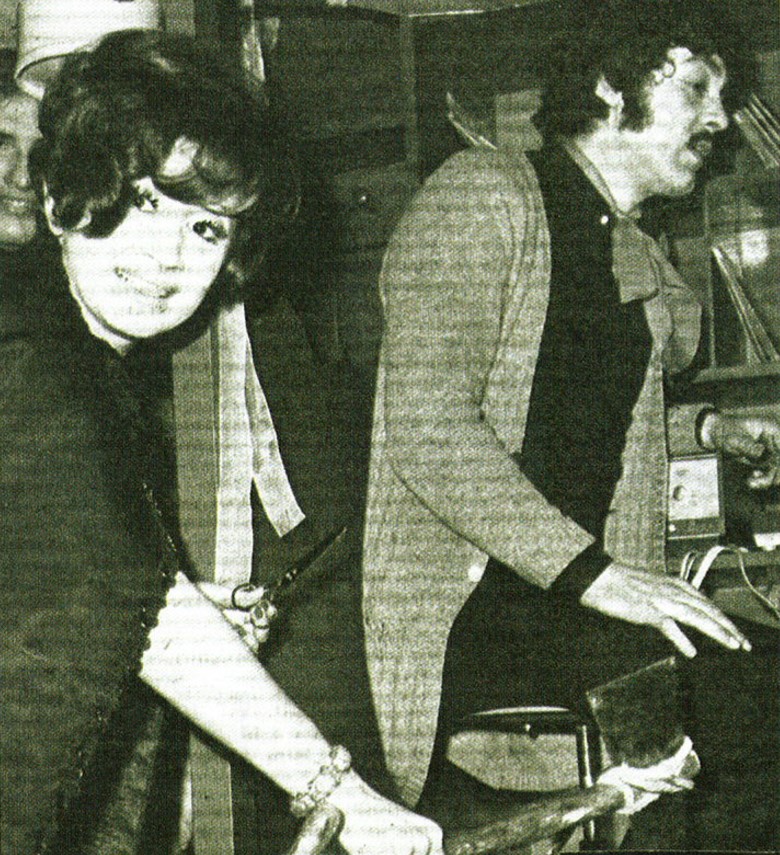 Saloon je tog 13. veljače 1970. godine otvorila glumica Ana Karić, ceremonijalno cijepajući vrpcu tomahawkom.