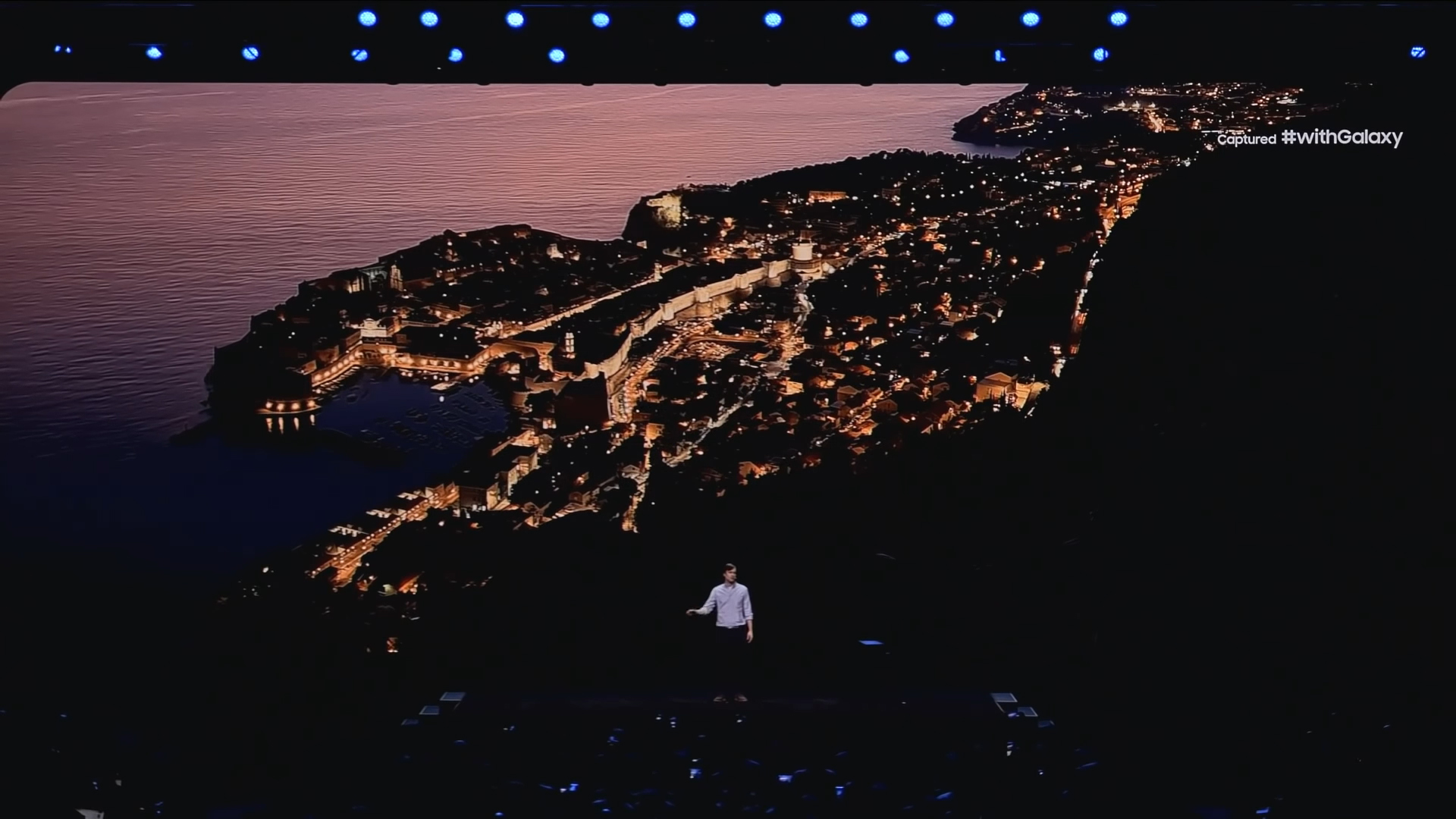 Kako bi demonstrirali sposobnosti kamera u mraku, iz Samsunga su otišli na brda iznad Dubrovnika kako bi uhvatili ovu krasnu sliku grada noću, s kojom su se pohvalili na pozornici.