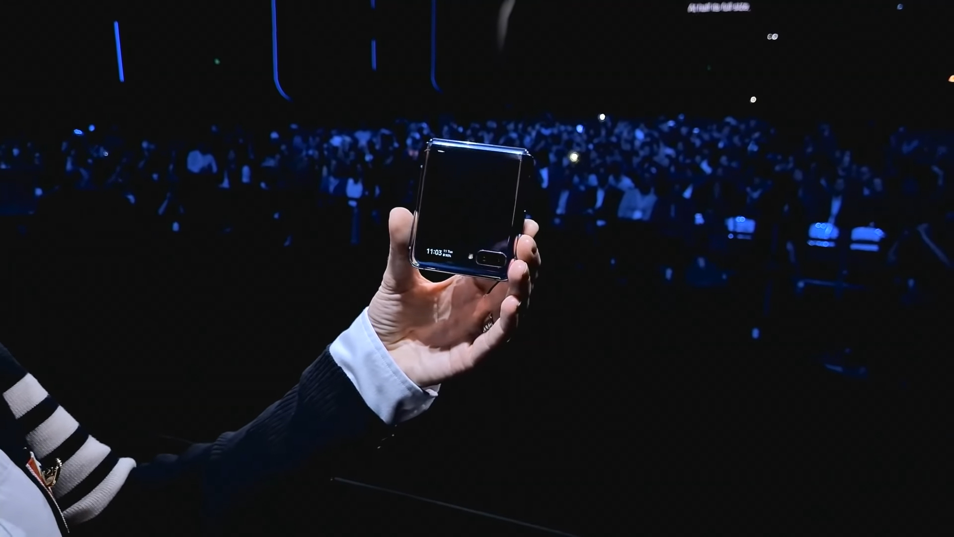 Samsung se ponovno okušao u sklopivim mobitelima, no umjesto mobitela koji se rastvara u tablet poput Folda, predstavili su Galaxy Z Flip, koji se otvara vertikalno, poput starih mobitela. Mobitel s unutarnje strane ima relativno veliki 6,7 inčni savitljivi ekran, za kojeg Samsung kaže da je prvi savitljivi ekran koji ima rupicu za kameru.
