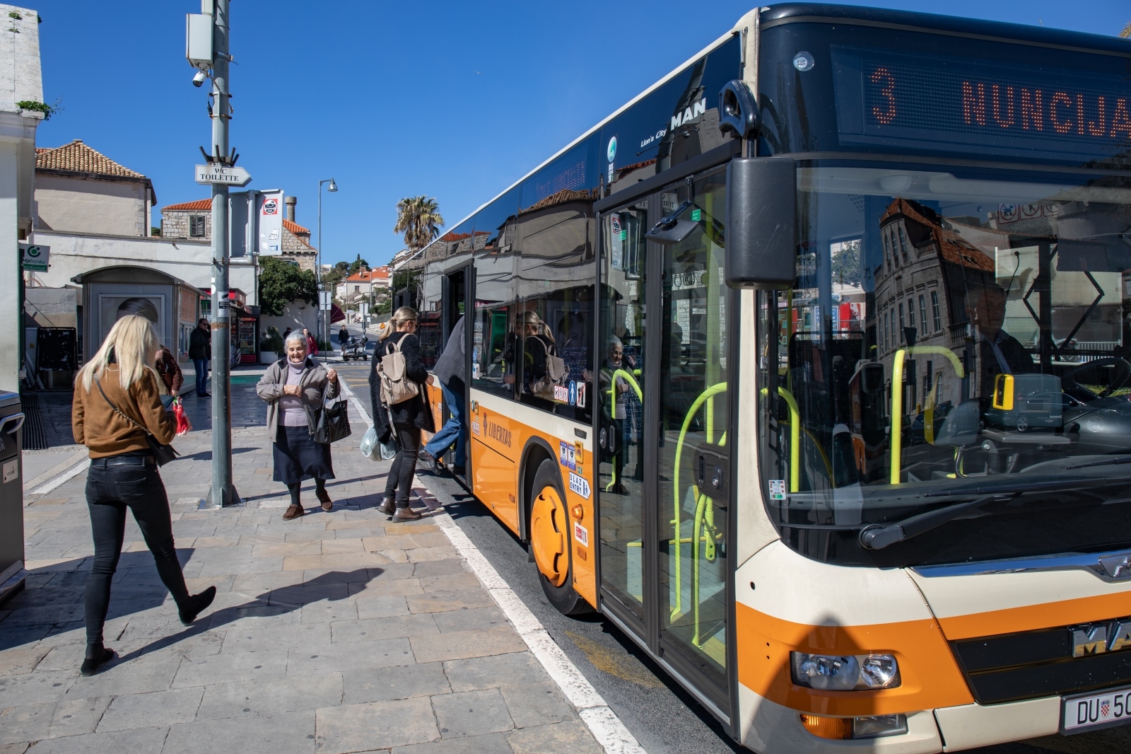 Na najfrekventnijim linijama će se uvesti i zglobni autobusi, kako bi putnici imali što više mjesta, odnosno, da bi dolazili u što manji doticaj jedni s drugima.