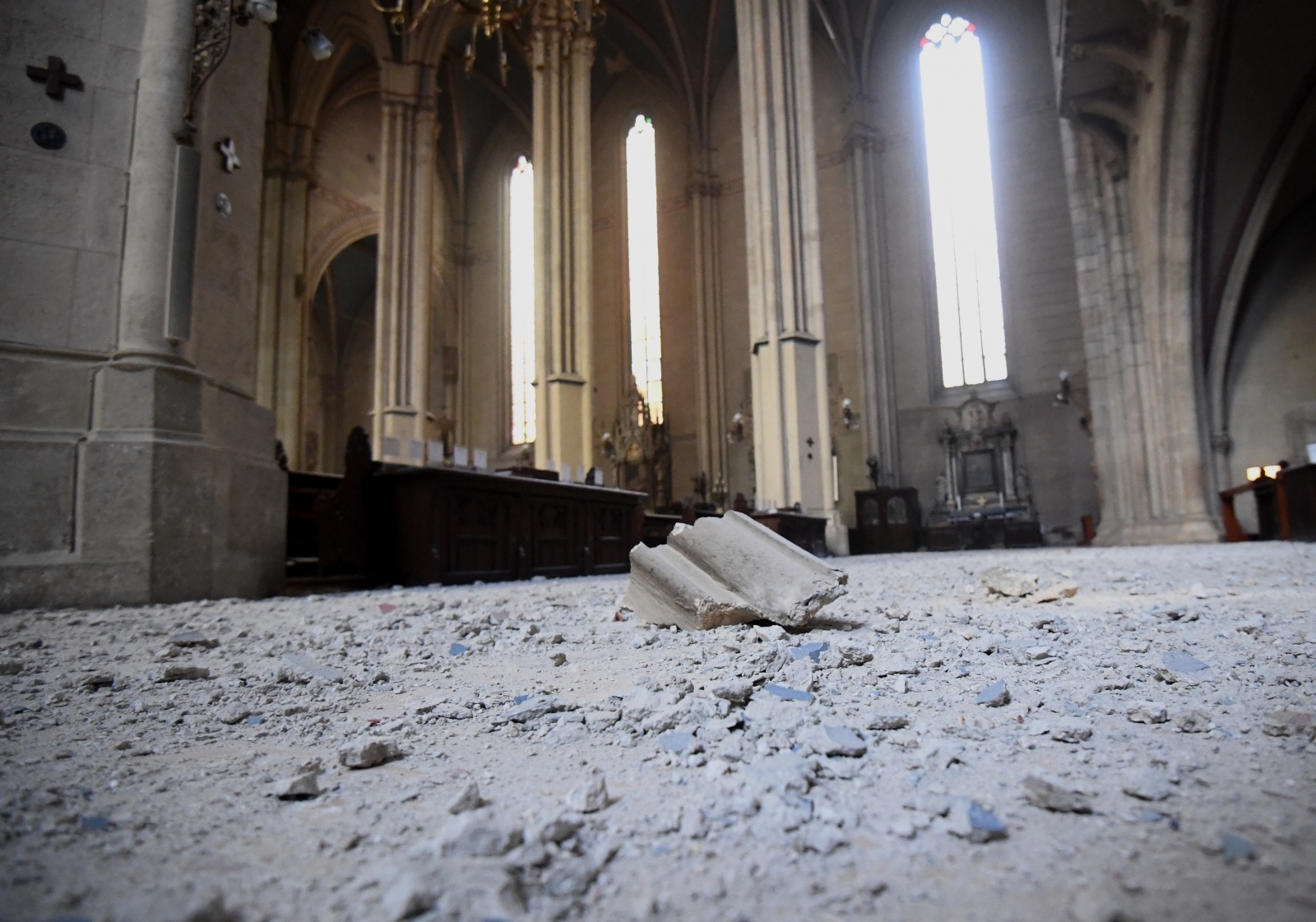 U potresu koji je jutros zatresao Zagreb oštećen je južni toranj zagrebačke katedrale, a u crkvi Uznesenja Blažene Djevice Marije u Remetama, urušio se dio stropa svetišta.