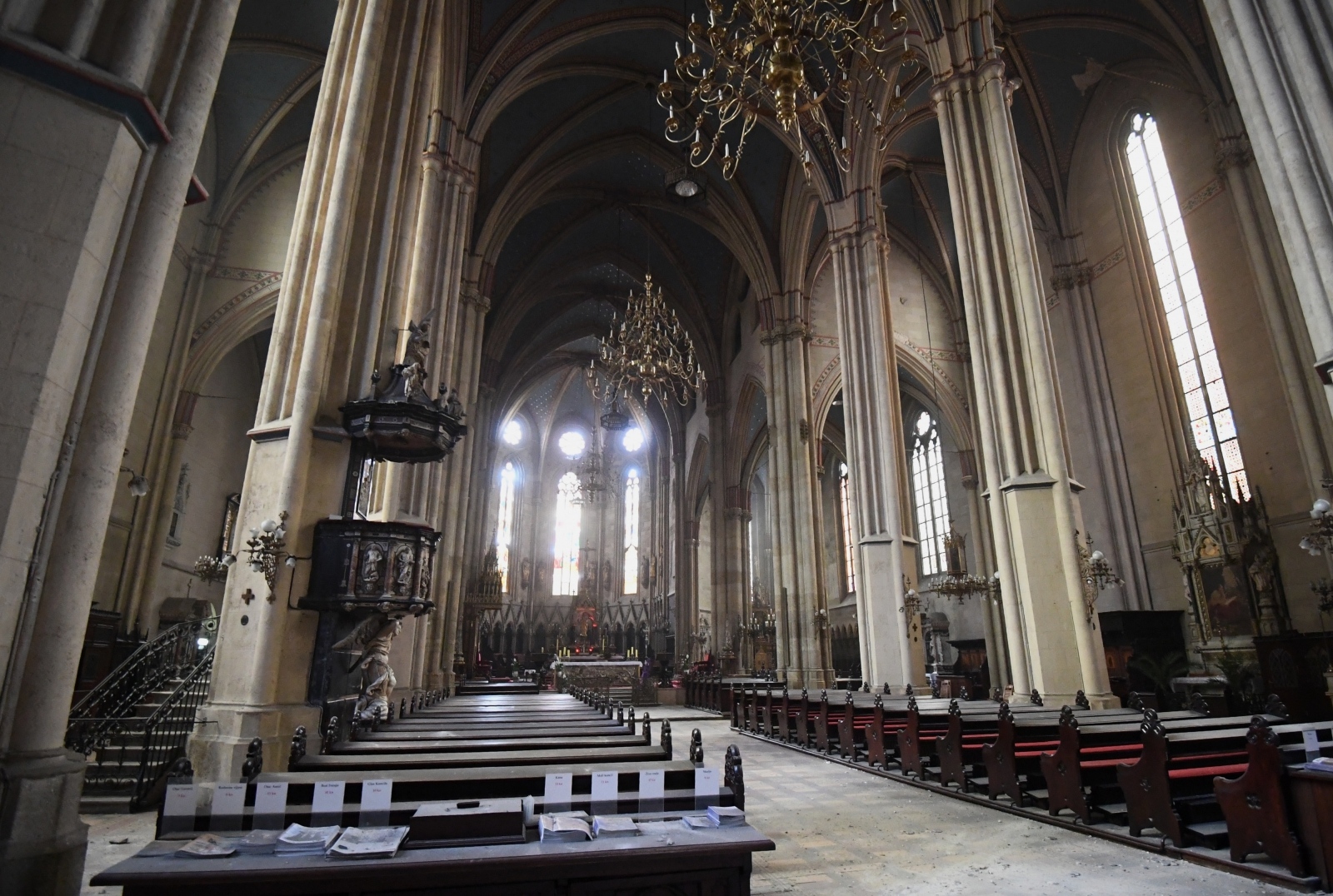 Oštećena je i unutrašnjost katedrale.