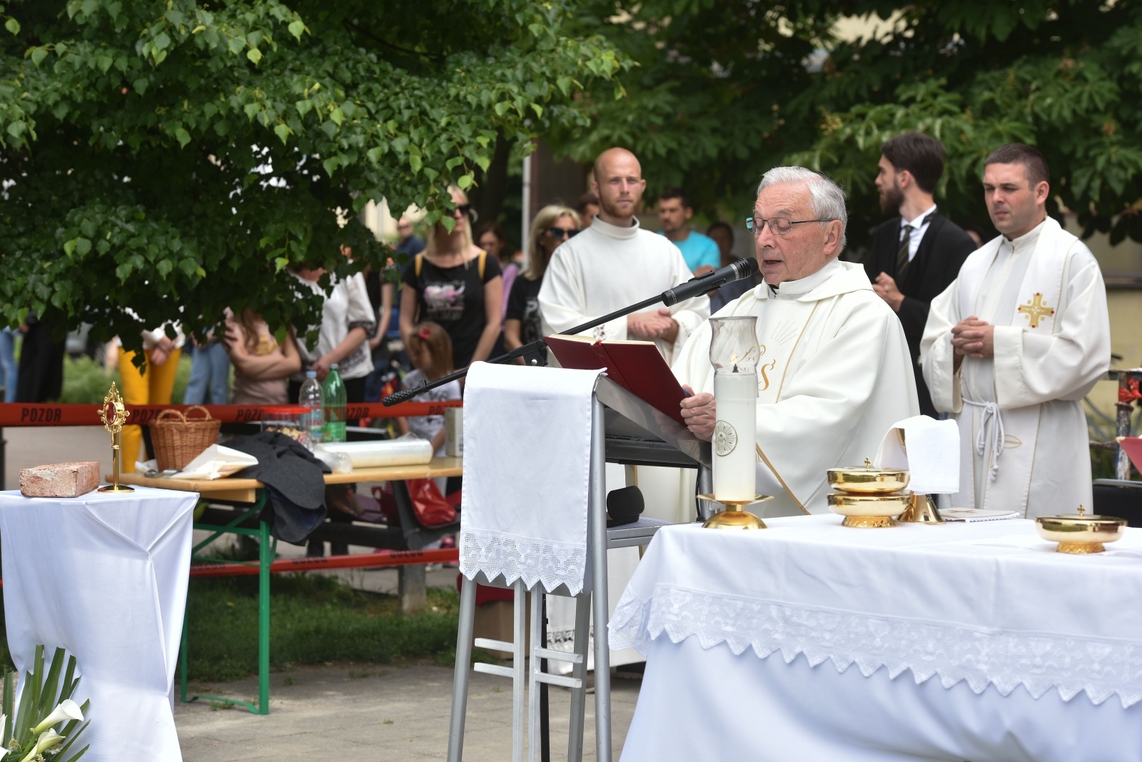U zagrebačkom naselju Špansko danas je održana misa na otvorenom. Misa Župe blaženog Ivana Merza održana je na mjestu buduće crkve, a vjernika je bilo puno.