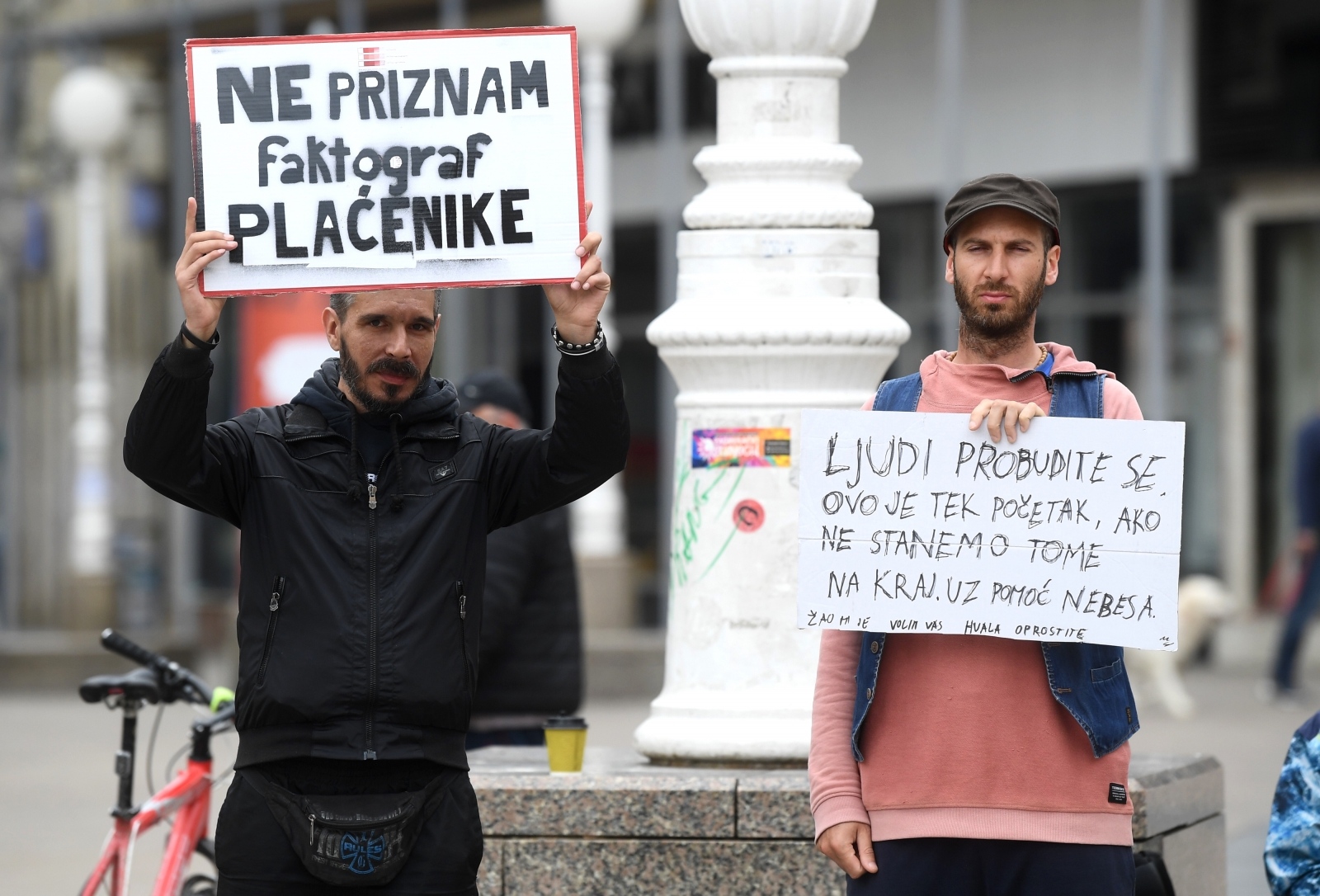 Danas je na Trgu bana Josipa Jelačića u Zagrebu održan prosvjed protiv 5G mreže i cijepljenja. Na prosvjedu se pojavila tek nekolicina ljudi, a Pixsellov fotograf snimio je i dvojicu koji su jedini držali natpise. Na jednom je pisalo "Ne priznam Faktograf plaćenike", a na drugom "Ljudi, probudite se. Ovo je tek početak, ako ne stanemo na tome na kraju. Uz pomoć nebesa". Prosvjed je osiguravalo nekoliko policajaca.