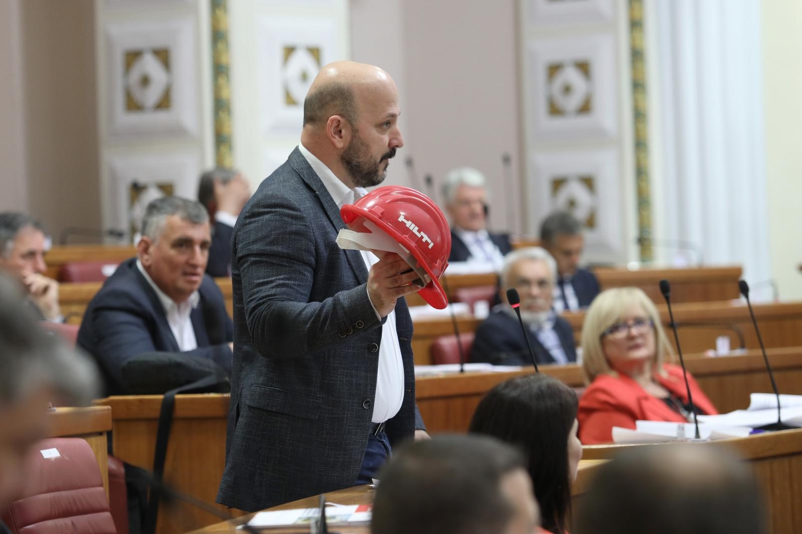 SDP-ov Gordan Maras je za svoje izlaganje donio i rekvizite, transparent i kacigu koju je dao Jandrokoviću