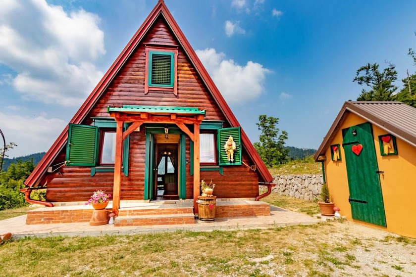 Planinska kuća Fajeri nalazi se u Brestovoj Dragi, 47 kilometara od Novog Vinodolskog.