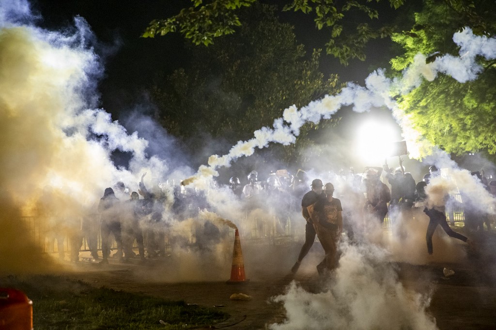 Unatoč policijskog sata, kroz noć su se i dalje okupljali prosvjednici, koje je policija pokušala rastjerati suzavcem