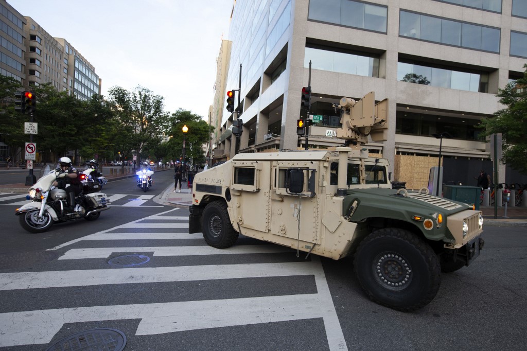 Vojni Humvee blokira cestu u užem centru Washingtona