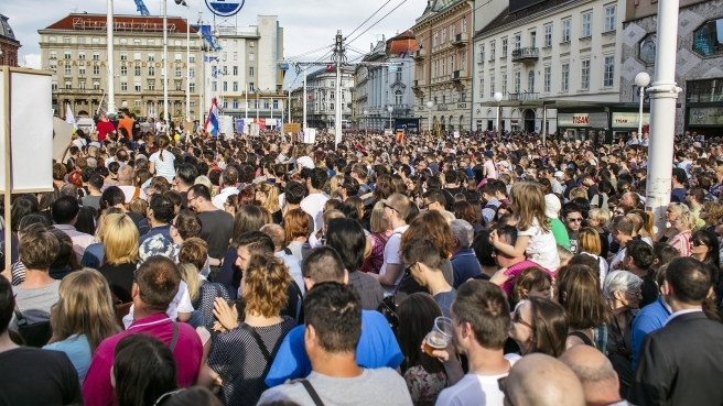 Suradnik Željke Markić, Krešimir Miletić 2016. godine konstatirao je da su deseci tisuća ljudi na Trgu čekali tramvaj. 