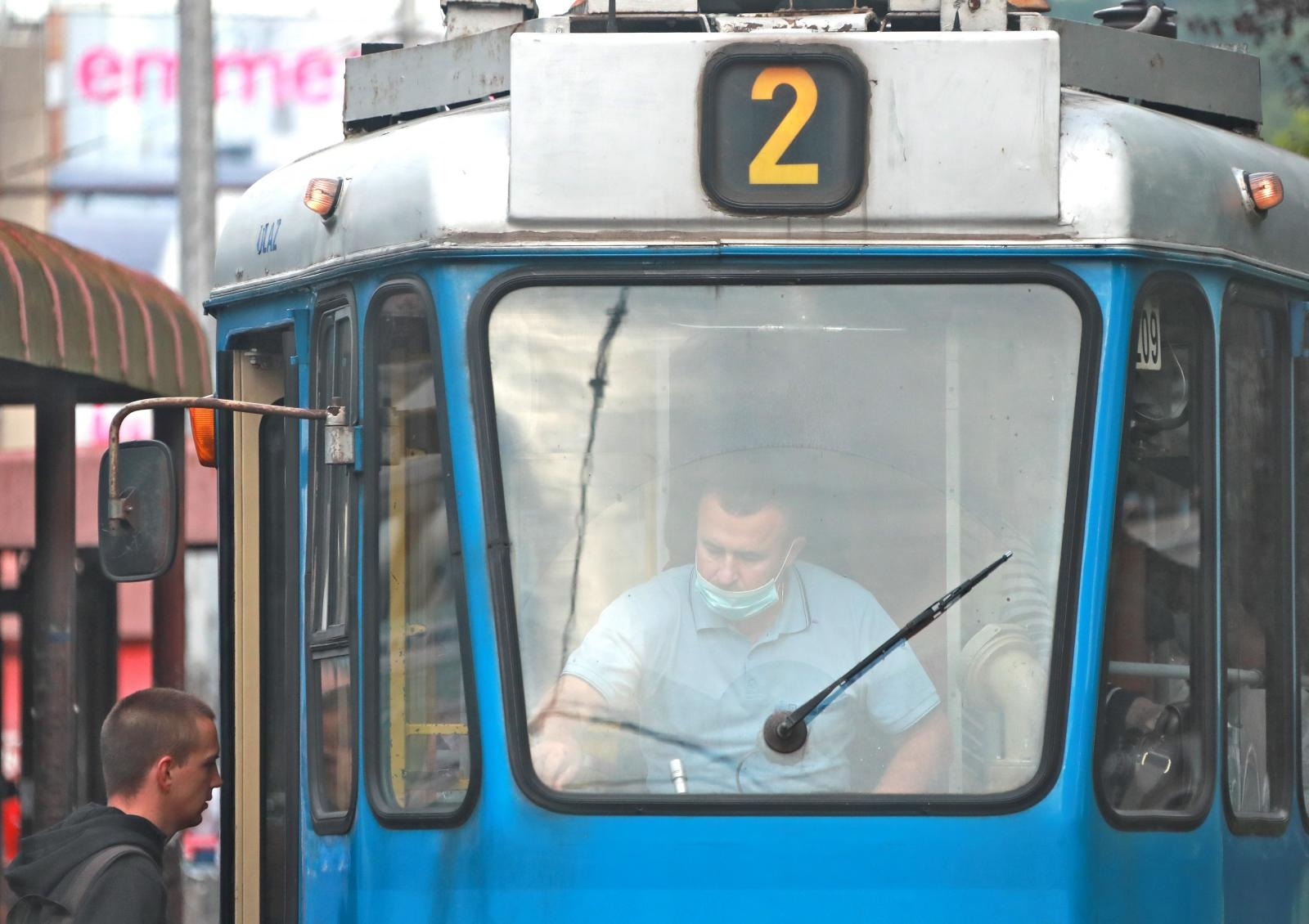 "Vozač u javnom prijevozu ne smije pokrenuti vozilo ako svi u njemu nemaju maske", rekao je.