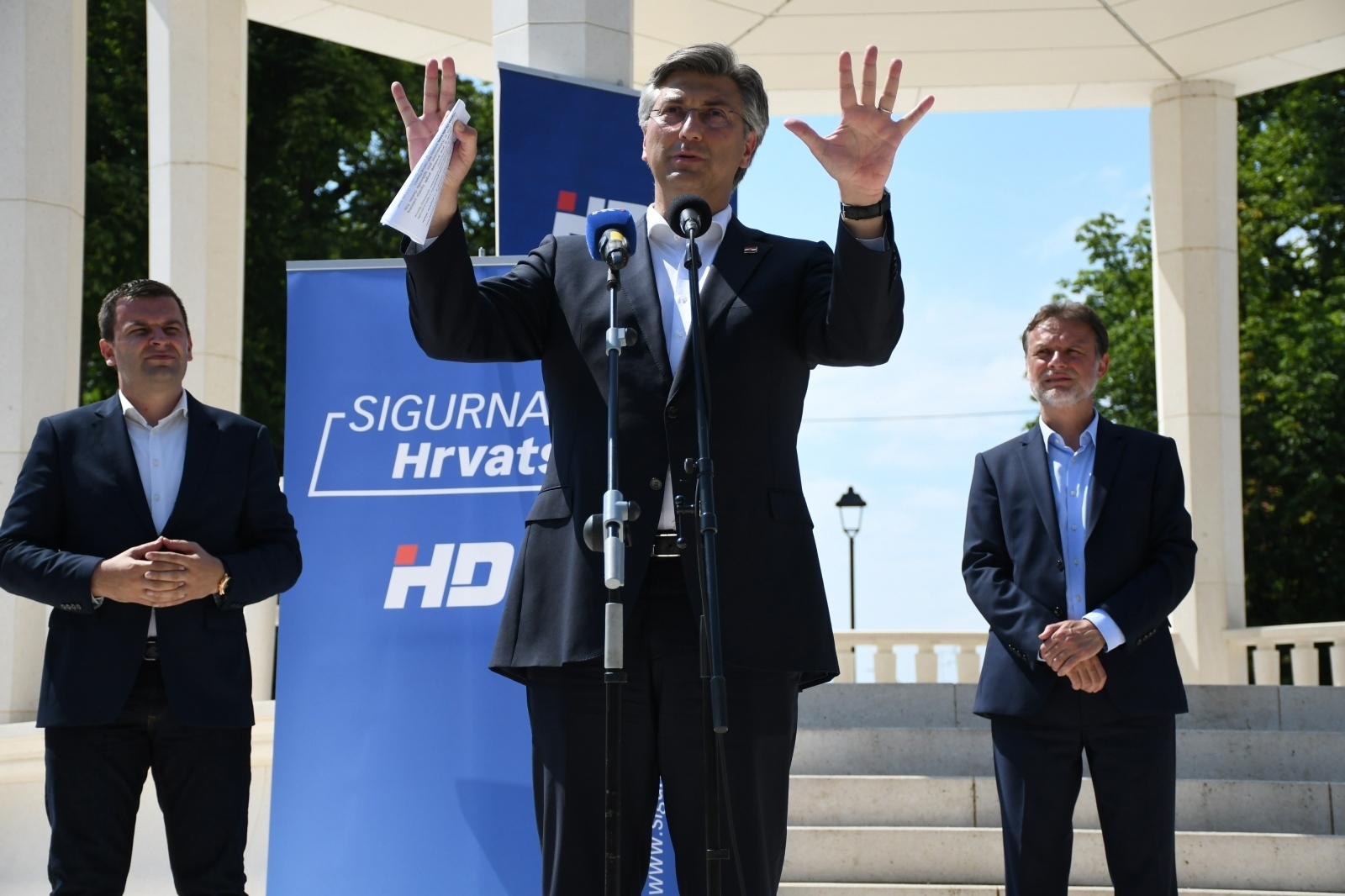 Plenković je održao govor ispred glazbenog paviljona u središtu Trga Eugena Kvaternika, dok su iza njega stajali bjelovarski gradonačelnik Dario Hrebak i predsjednik sabora Gordan Jandroković.