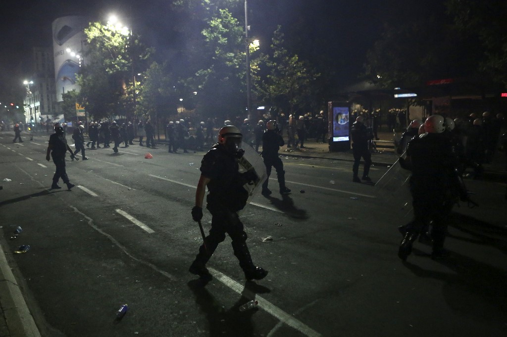 Akcije policije potrajale su do četrdesetak minuta poslije ponoći, kada su svi prosvjednici potisnuti izvan središta grada.