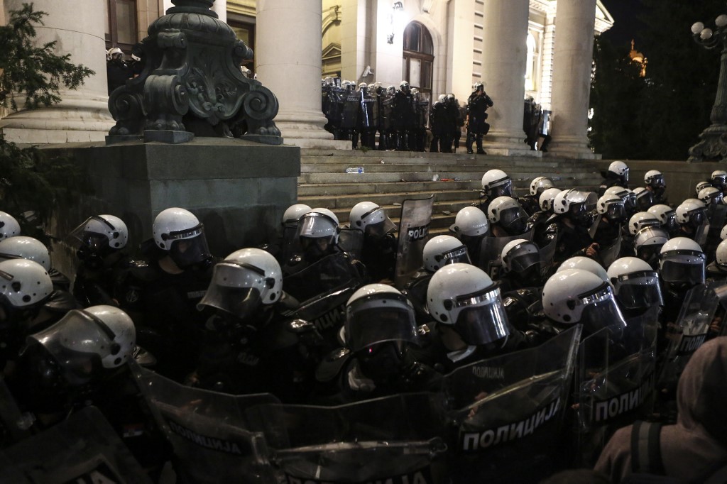 Prosvjed u Beogradu, koji je u petak navečer počeo mirnim okupljanjem ispred Skupštine Srbije, nastavljen je sukobima s policijom, a završen četrdesetak minuta poslije ponoći kad su prosvjednici potisnuti i otjerani iz središta Beograda.