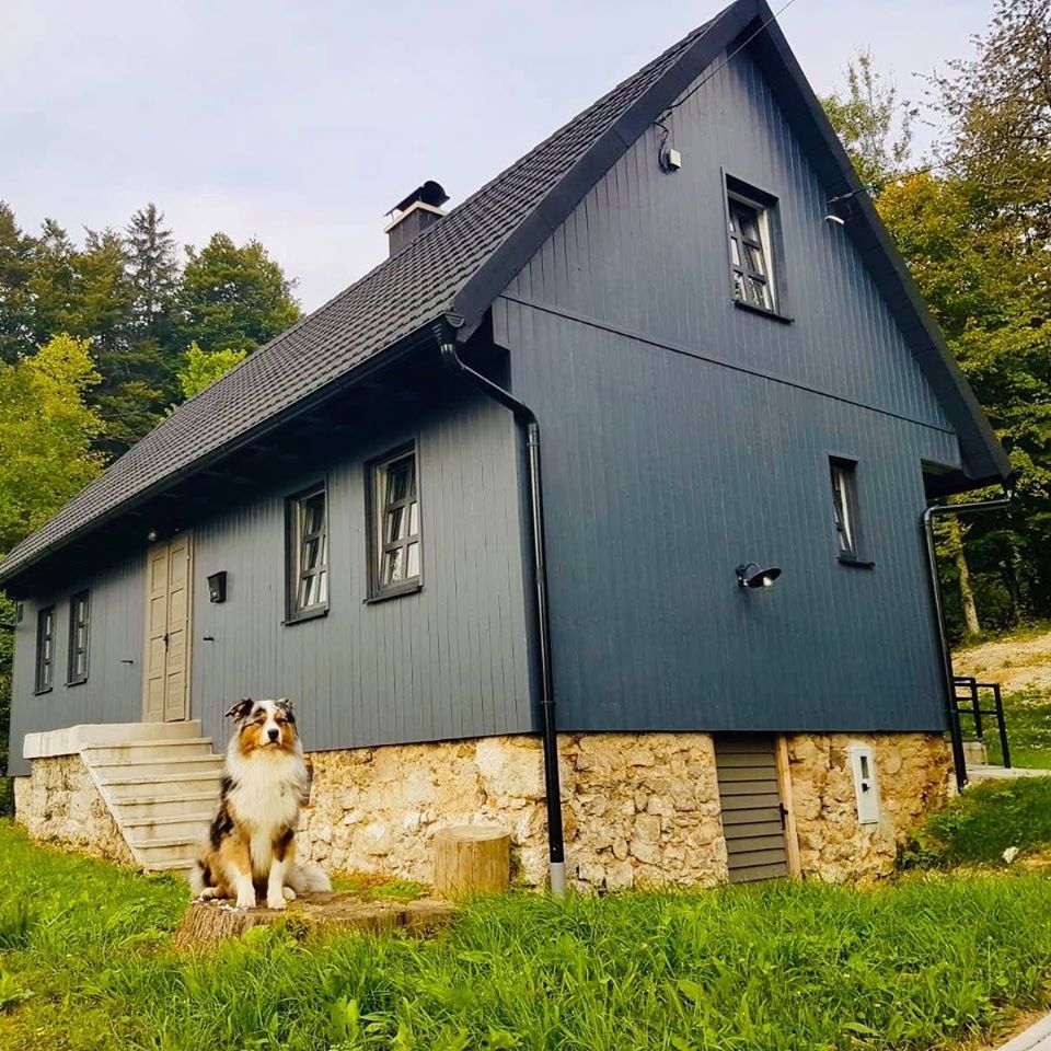 Ovo je planinska kuća Karolina i nalazi se u naselju Stari Laz u Primorsko-goranskoj županiji. Blizu Mrkoplja. 