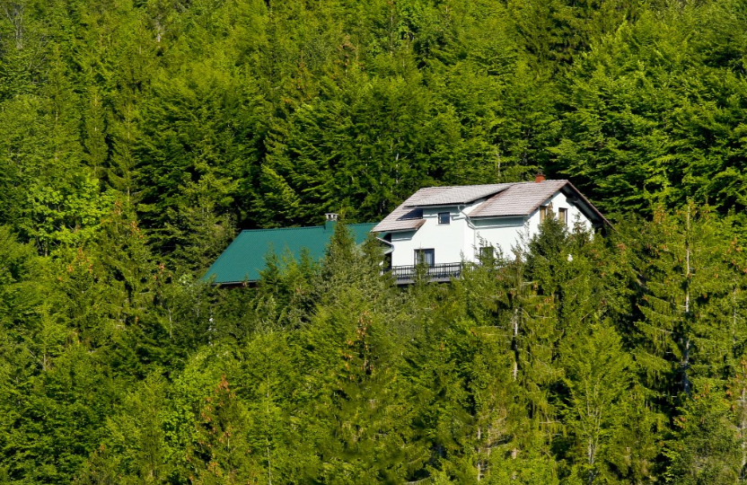Kuća Kozji vrh nalazi se u Čabru, mjestu u Gorskom kotaru. 