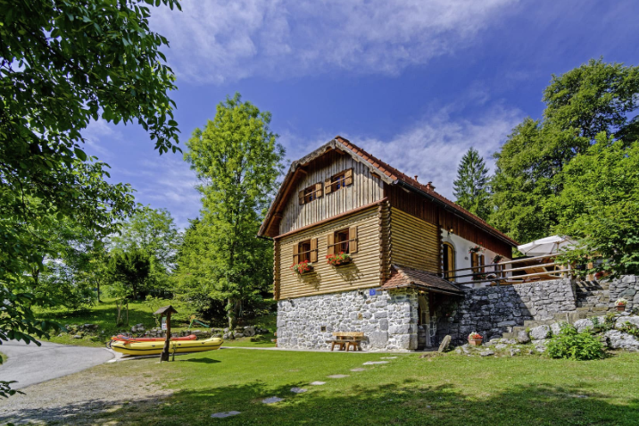 Kuća za odmor Sobol nalazi se u selu Kočićin u blizini Delnica.