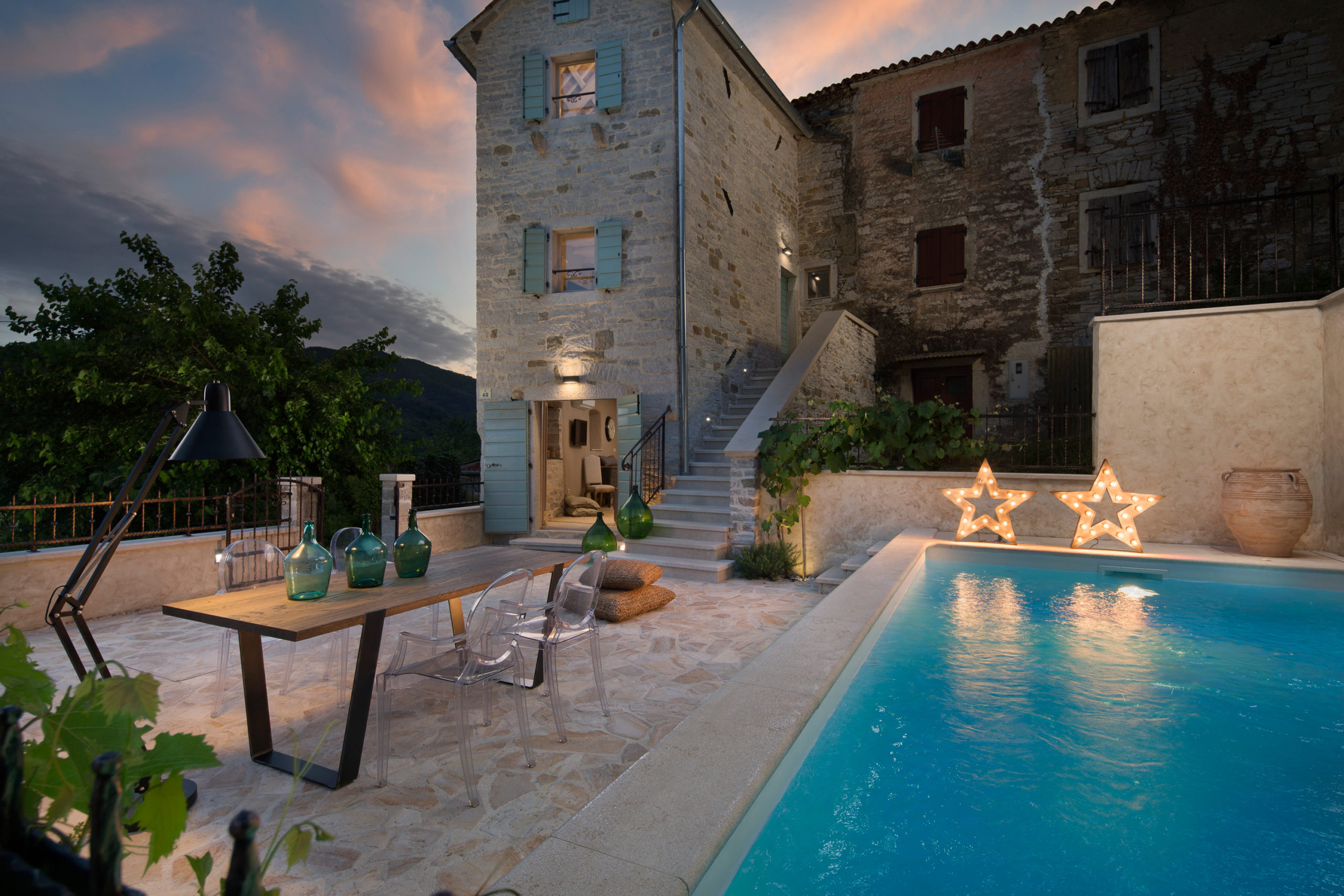Casa Gradinje nalazi se u istoimenom selu u blizini Buzeta u središnjoj Istri. Ima 70 m2.
