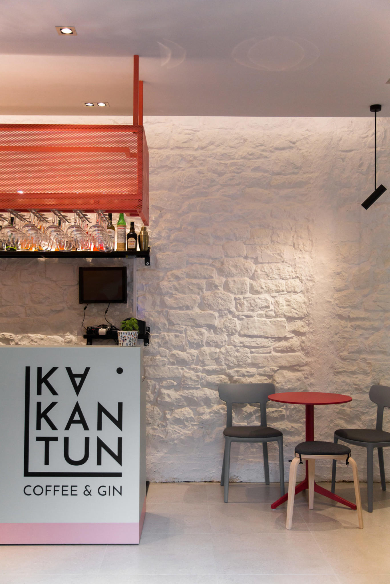 Tik prije ljeta u centru Splita, u ulici Dujma Vuškovića, otvoren je coffee i gin bar KaKantun. 