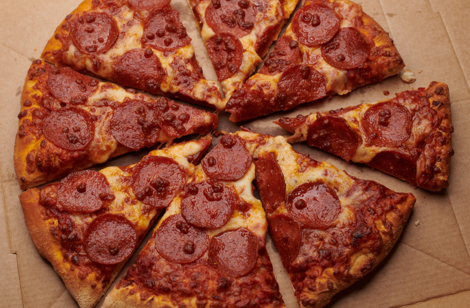 U ponudi je 18 pizza u tri veličine: 25, 29 i 34 centimetra. Cijene se kreću od 34 do 75 kuna. U ponudi imaju i krilca, pileće trakice, kruščiće i deserte.