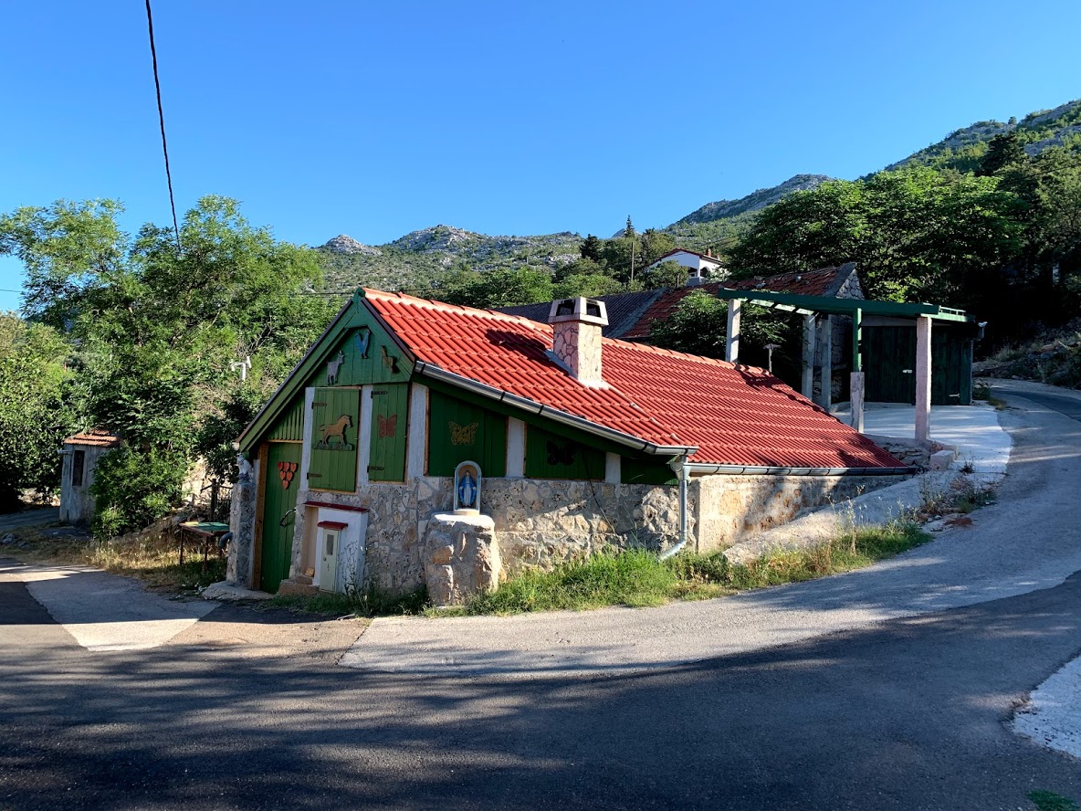 Ova kuća nalazi se u mjestu Starigrad Paklenica, u blizini Zadra. 