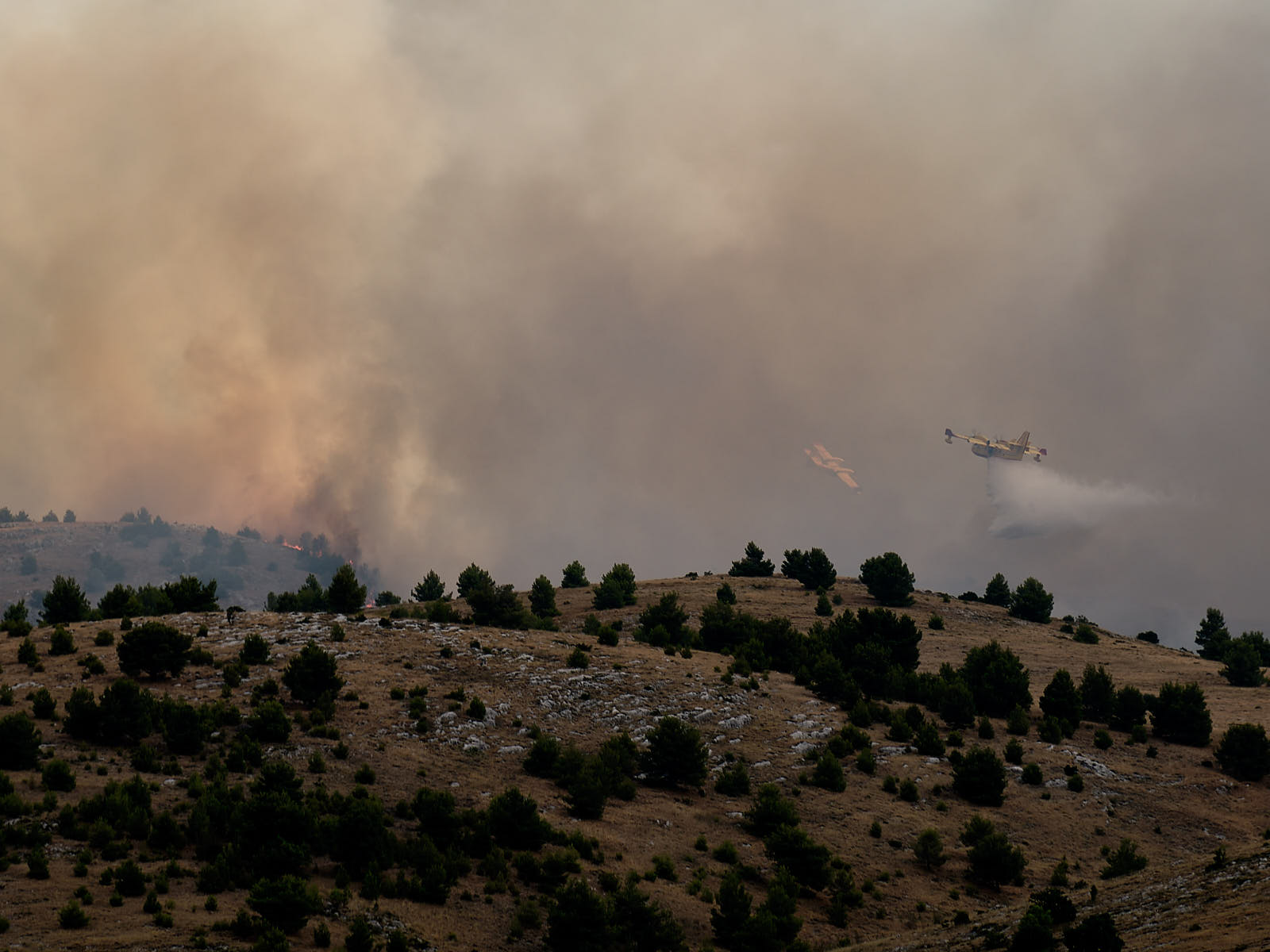 Neverini koji su zahvatili istočni dio Šibensko-kninske županije prouzročili su, zbog udara munje, više požara od Žaborića do Primoštena.