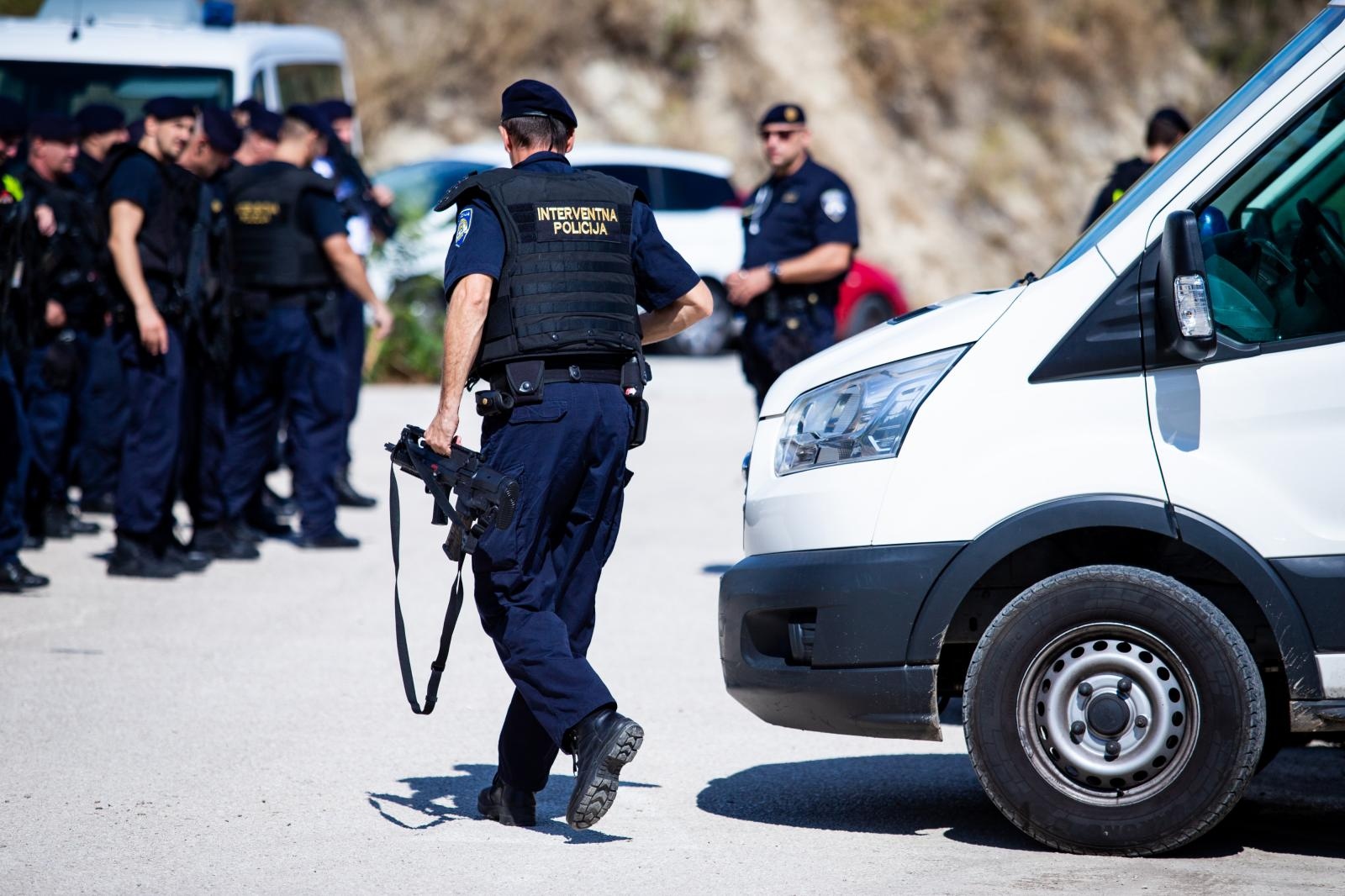 Blokirani su izlazi iz Splita, a policija zaustavlja i provjerava svako vozilo.