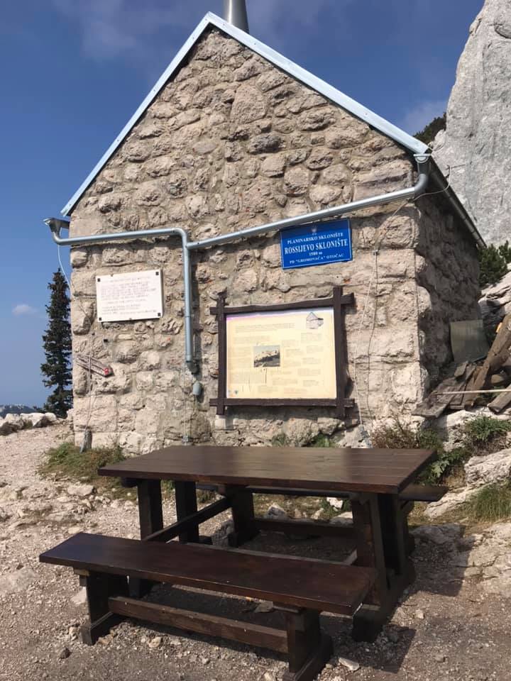 Planinarsko sklonište Rossijeva koliba nalazi se  na Rožanskim kukovima na Velebitu. Smješteno je na nadmorskoj visini od 1580 metara. 