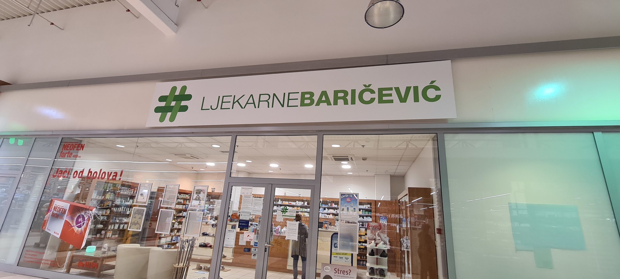 Ljekarna Baričević, Sarajevska 6. Trenutno im je ostala jedna doza od prvih 70 koje su dobili. Cijena je 96 kuna, a do sredine listopada trebali bi dobiti nove doze.