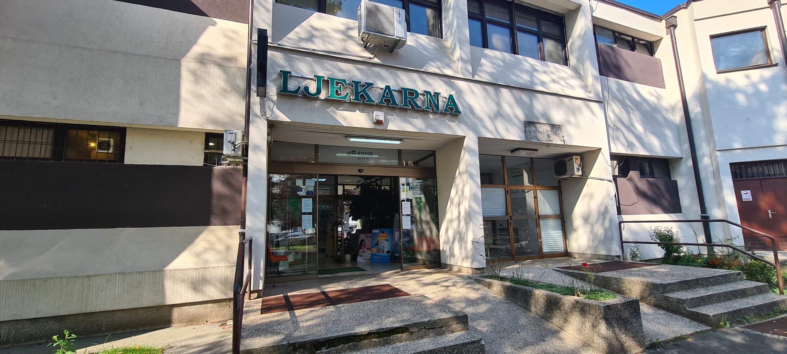 Ljekarna Ljubić-Kavur-Šabić, Kauzlarićev prilaz 7. Još uvijek imaju cjepiva, ali broj doza se mijenja svakodnevno, ovisno koliko se proda. Cijena je također 96 kuna. 