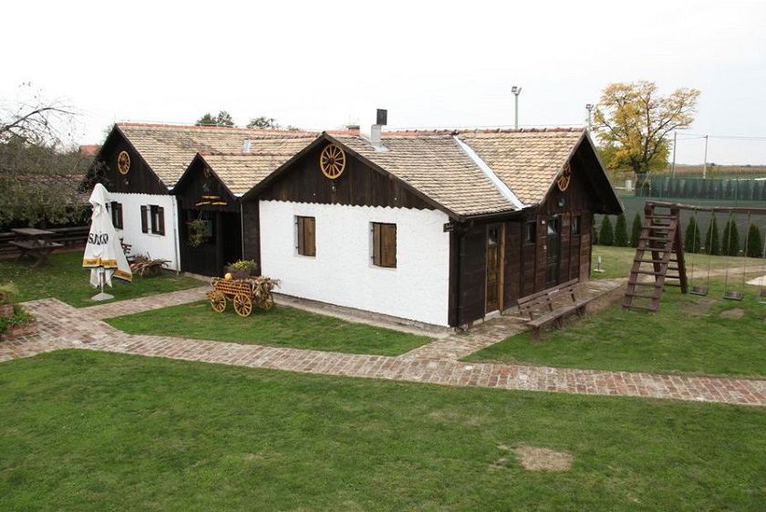 Šokačko imanje Acin Salaš nalazi se u Tordincima u blizini Vukovara.