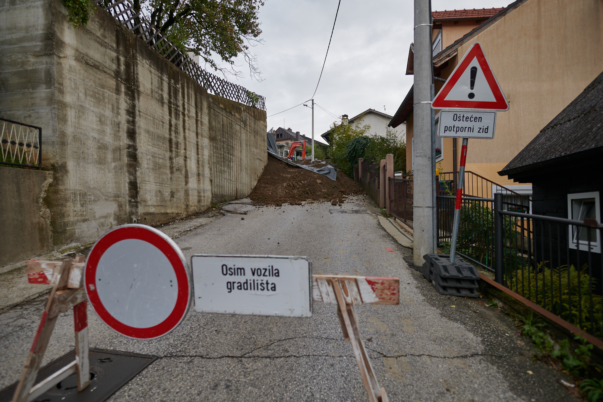 Kako je nakon pada zid na cestu skliznula veća količina zemlje, ulica je zatvorena za promet. Kao što se vidi na fotografijama, popustio je dio zida širine nekoliko metara, nakon čega se urušio dio padine koju je zid podbočio.