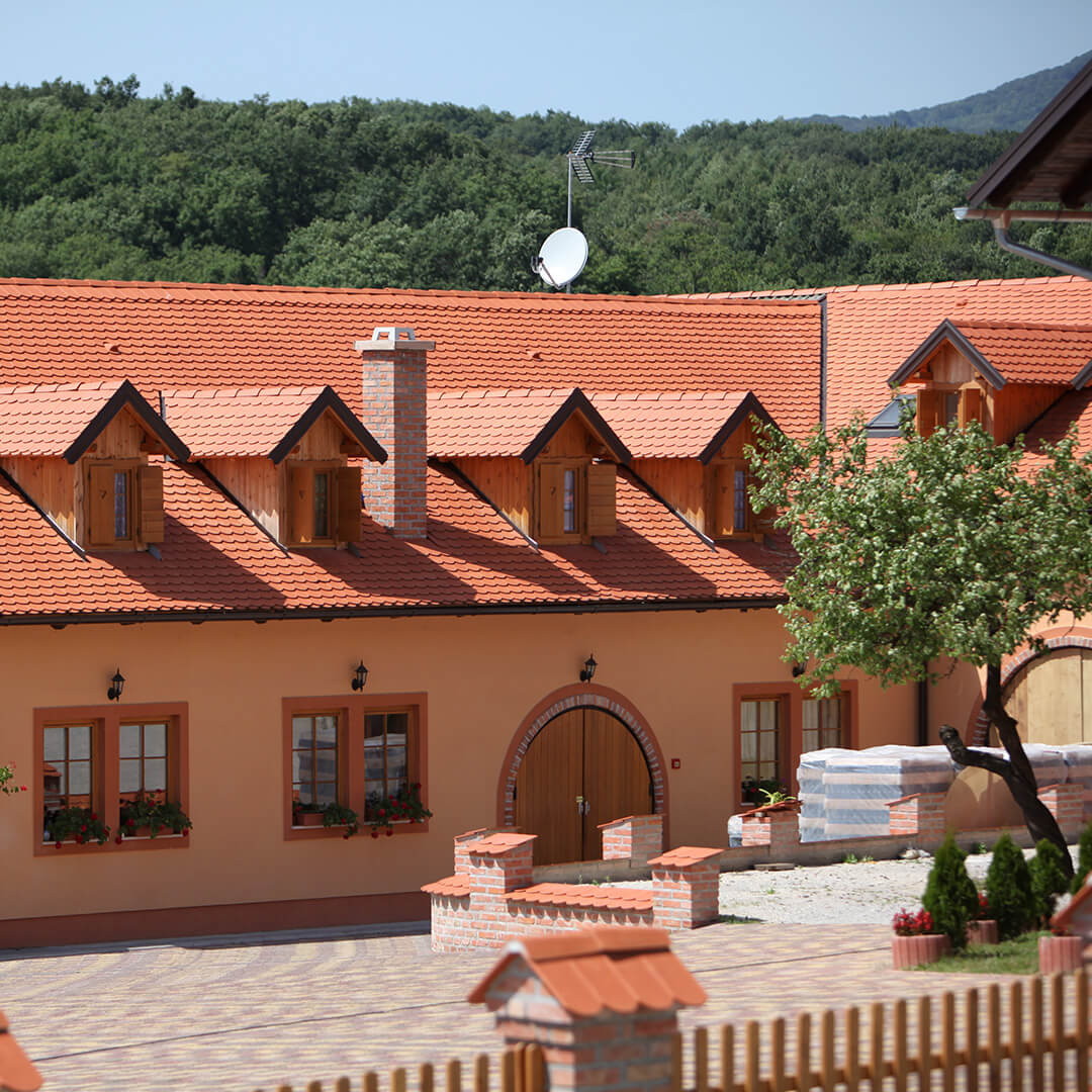 Obiteljsko imanje Kolarić nalazi se u Hrastju Plešivičkom, blizu Jaske.