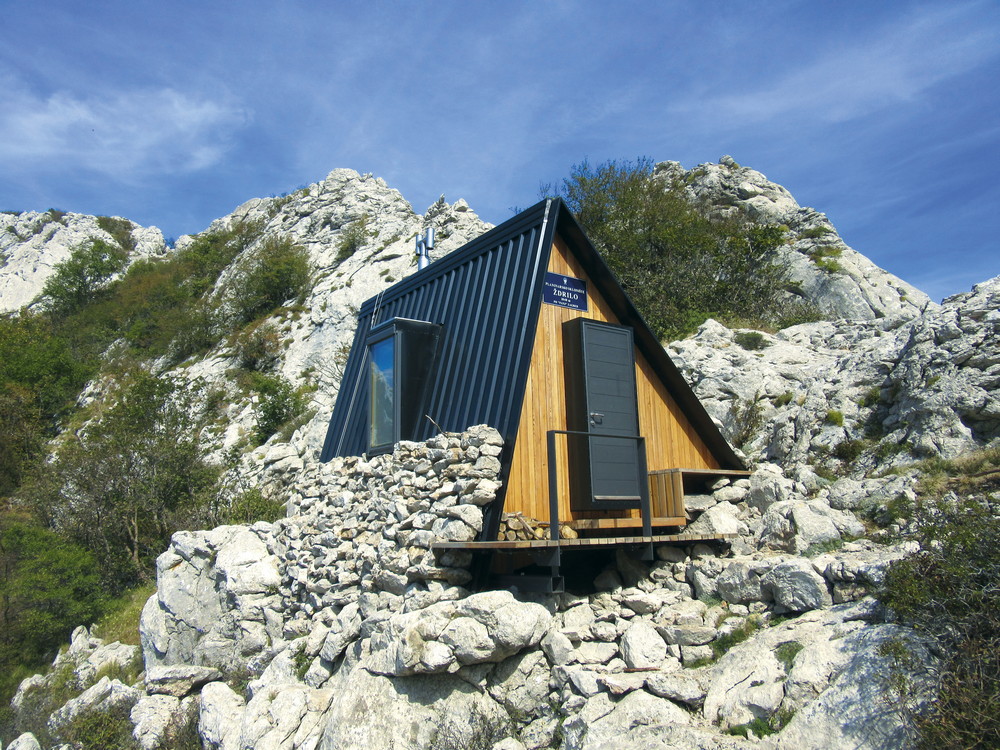 Planinarsko sklonište Ždrilo nalazi se na Velebitu na 1010 metara nadmorske visine.