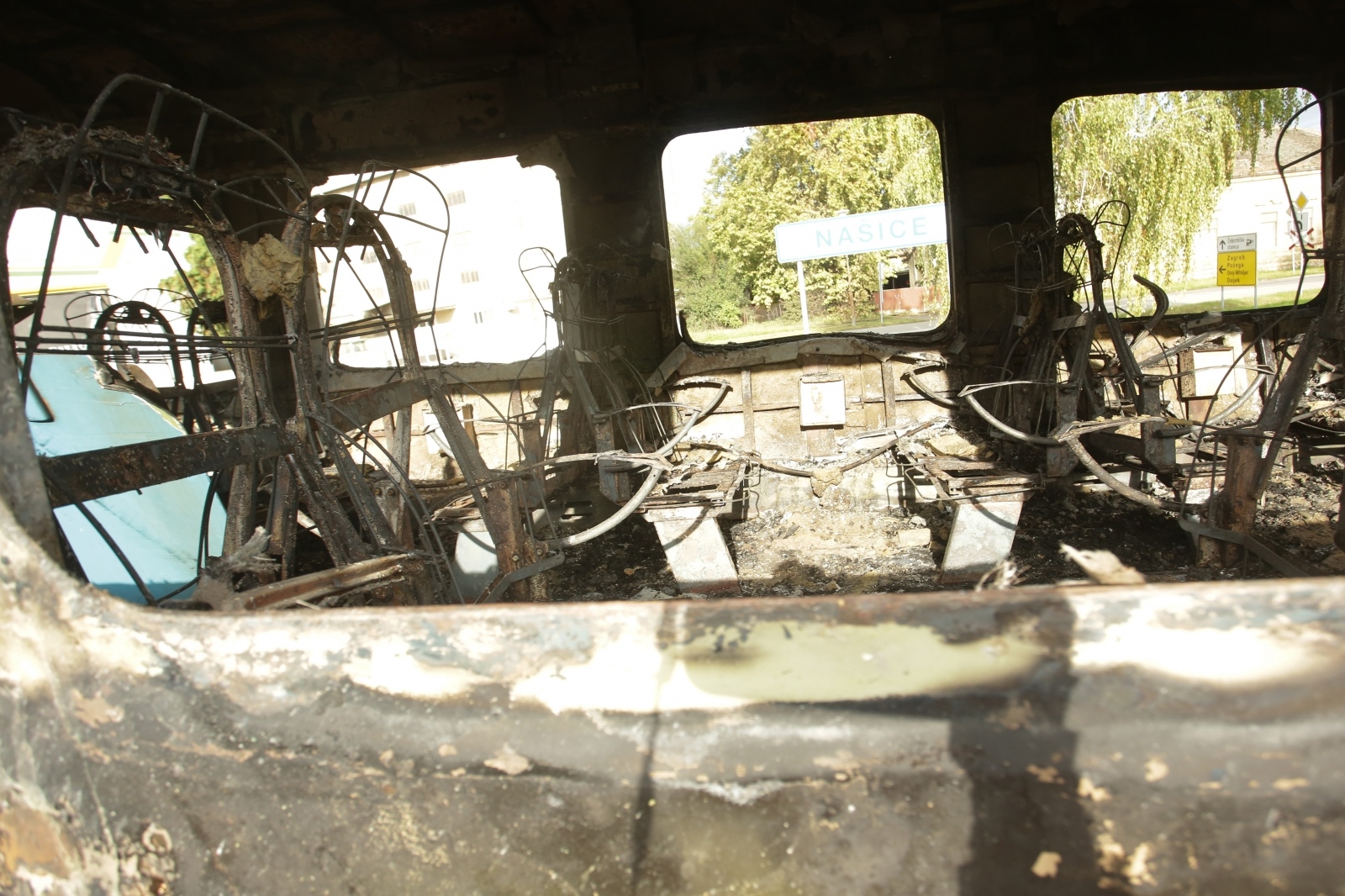 Požar je, iz zasad neutvrđenih razloga, izbio u jednom od putničkih vagona