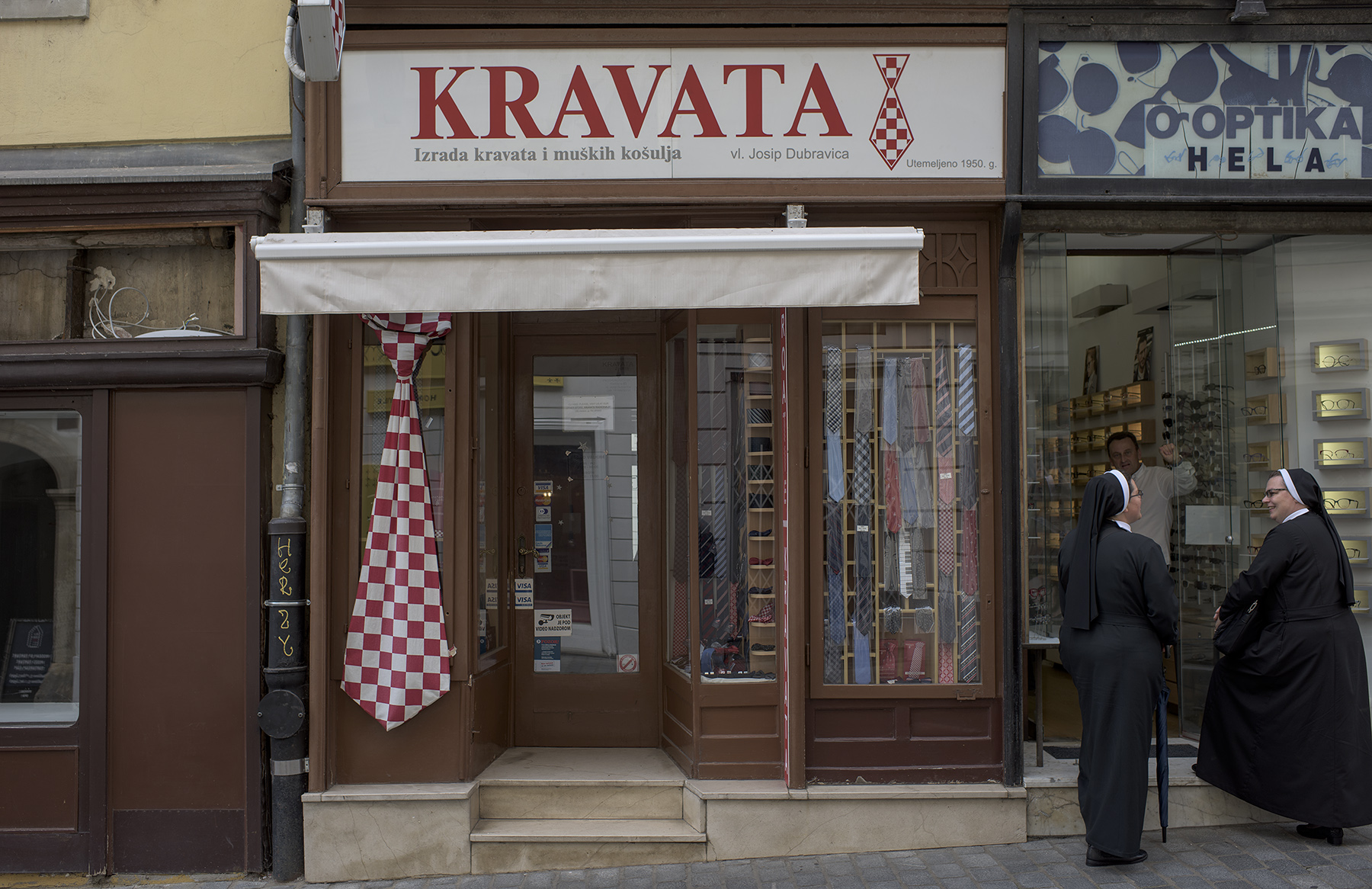 Radićeva 13. Ovdje se nalazila trgovina Kravata. Zatvorena je nakon početka epidemije u Hrvatskoj i potresa.