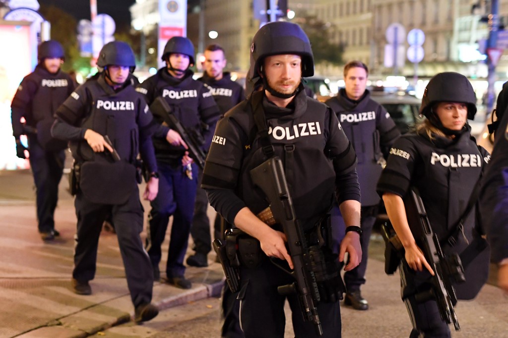 Bečke vlasti rekle su da je napad izveo najmanje jedan islamski ekstremist.