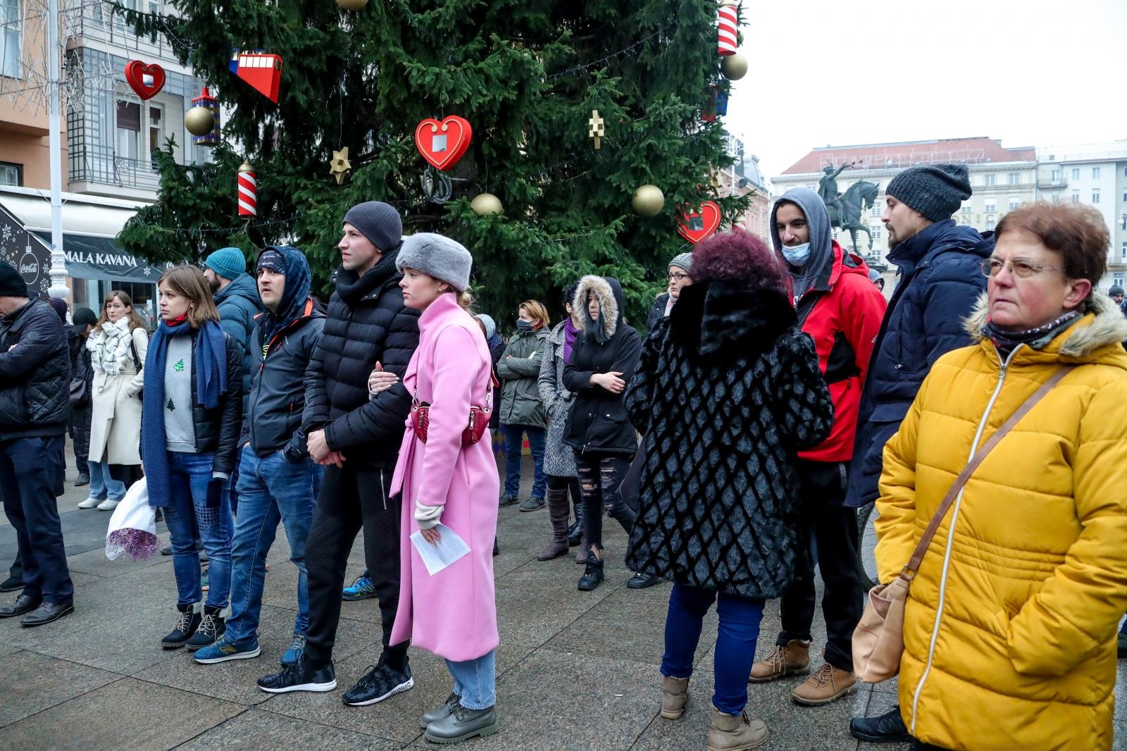 U podne je na Trgu bana Jelačića započeo još jedan prosvjed protiv mjera Stožera. 