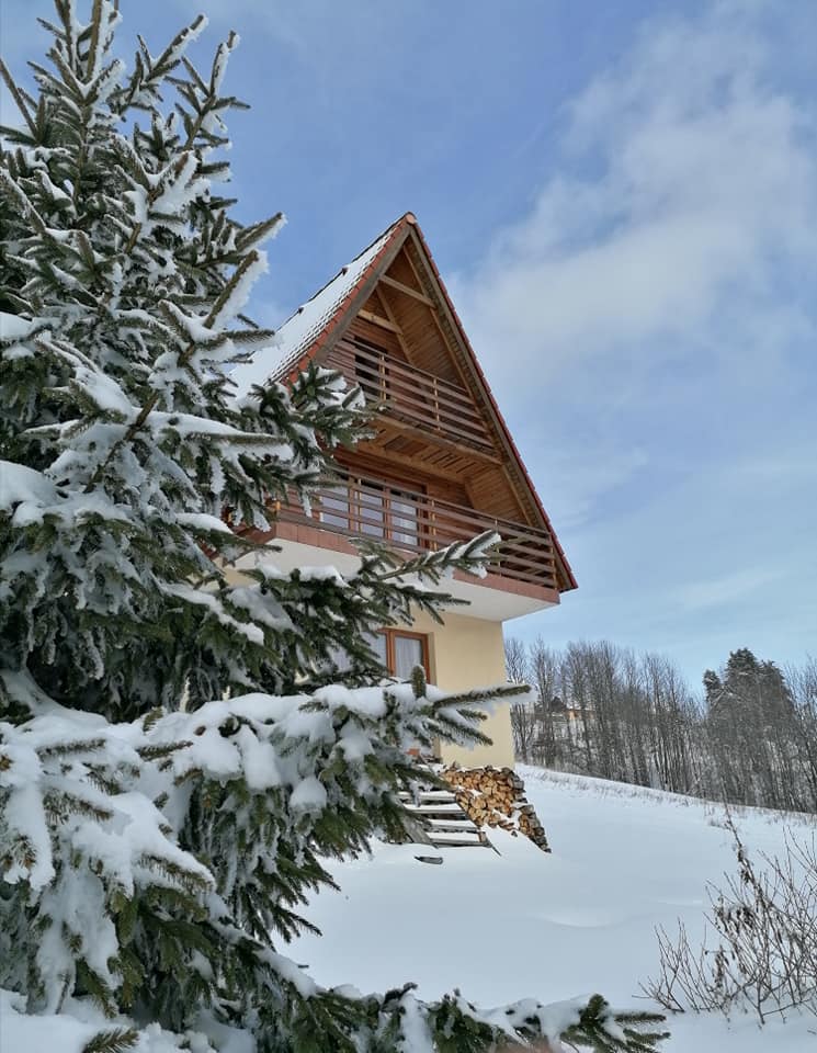 Ova kuća za odmor nalazi se u mjestu Vrh kod Ravne gore. 