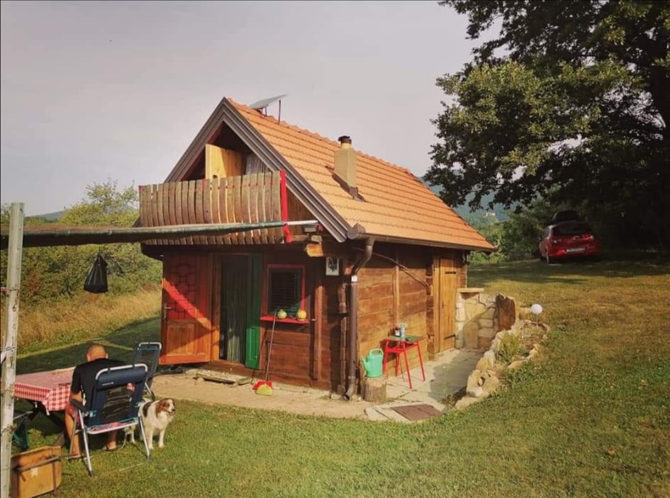 Ova kućica nalazi se u selu Belec koje je u sklopu grada Zlatara u Zagorju.