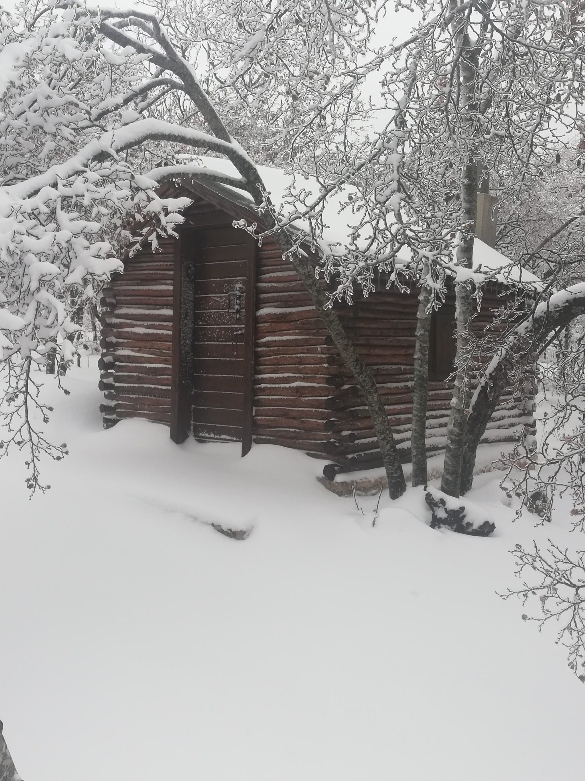 Ova kućica nalazi se u selu Mrnjavci, nedaleko Baške Vode. 