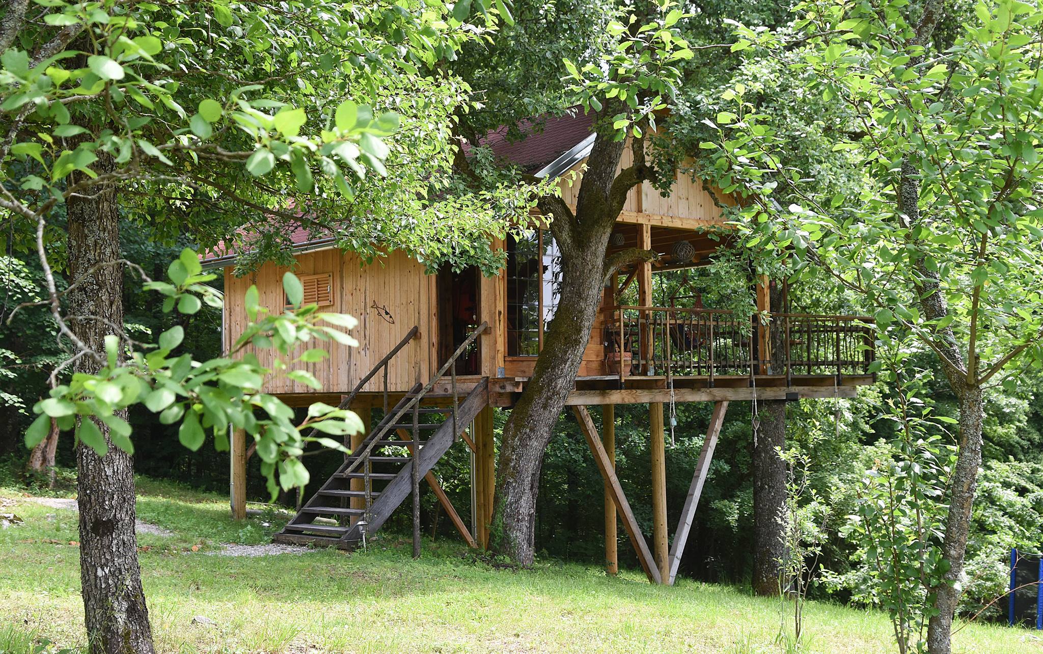 Ovo je Treehouse Resnice i nalazi se u mjestu Barilović, kraj Karlovca. 