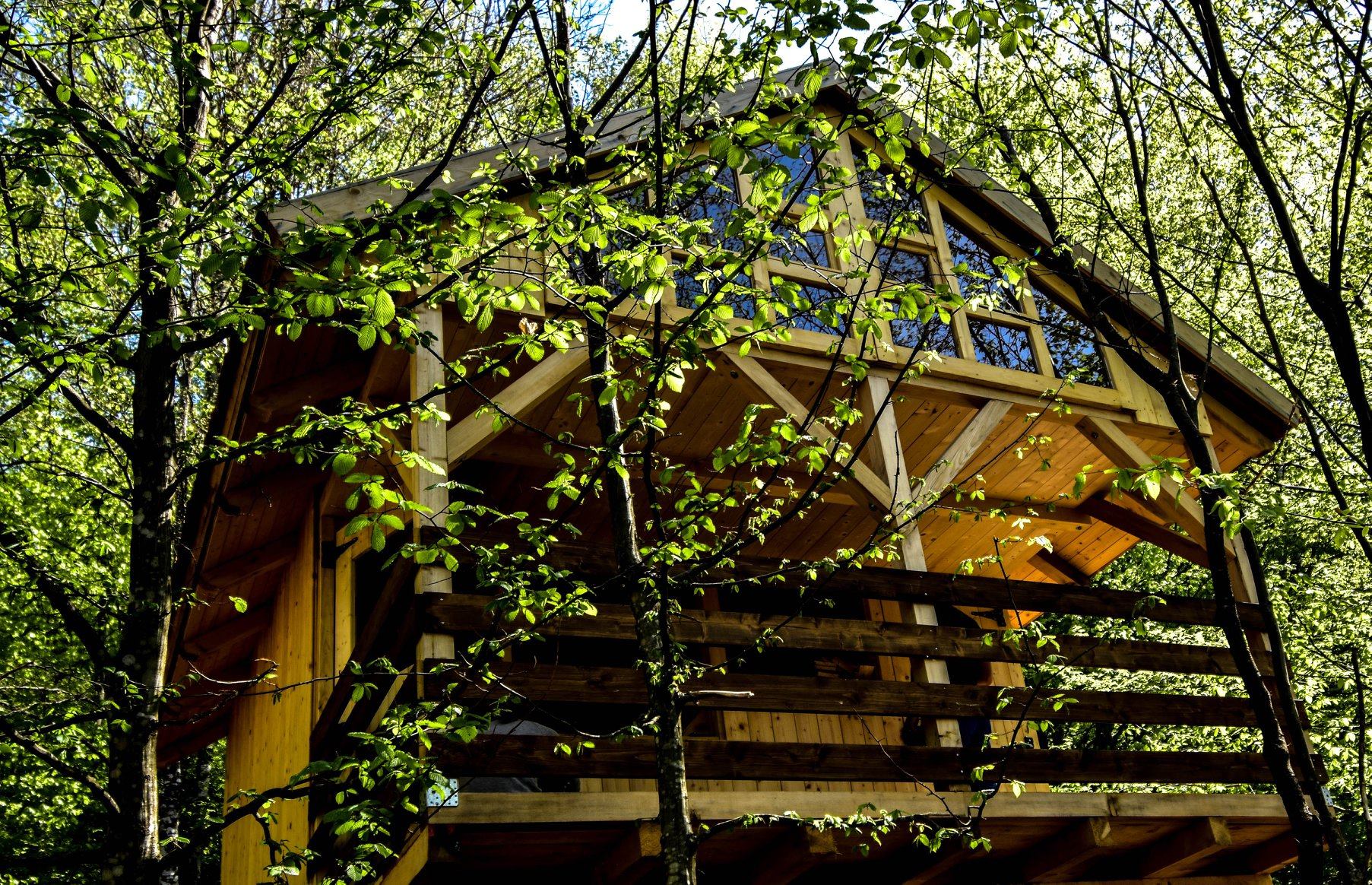 Ova kućica na drvetu nalazi se u mjestu Zakrajc kraj Skrada. Dio je turističkog sela Robin's Hood koje se bavi robinzonskim turizmom. 