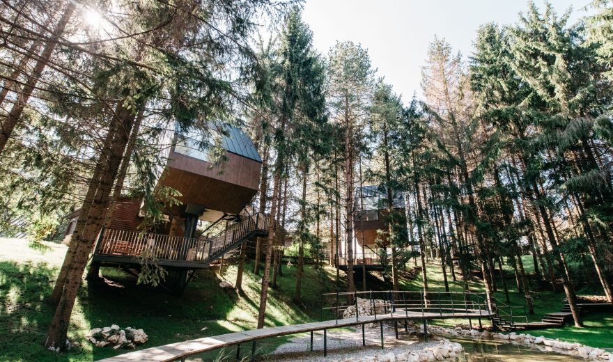 Ove kućice na drvetu nalaze se u Plitvice Holiday Resortu u naselju Grabovac kod Rakovice. 