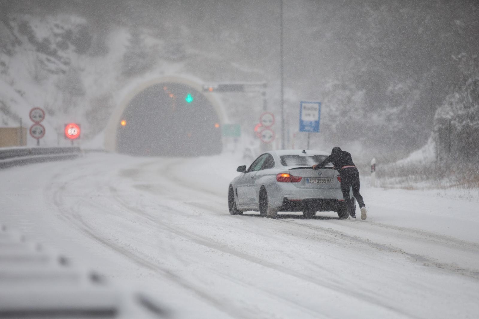 Na predjelu Delnica neki su vozači zbog snijega imali i znatnijih problema. Ovaj je, recimo, morao gurati auto/Nel Pavletic/PIXSELL