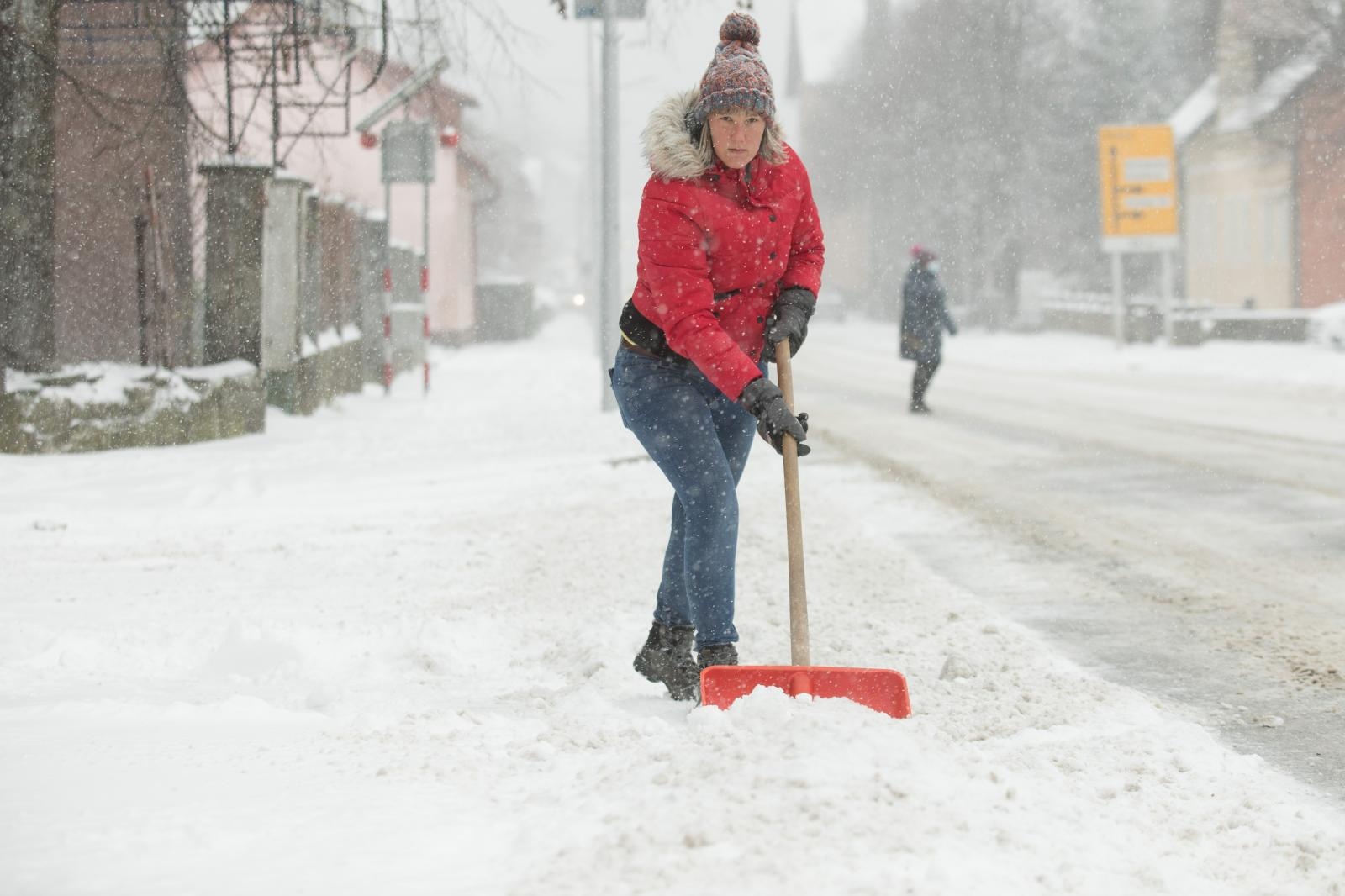 No, ondje je danas napadalo već toliko snijega da su se građani morali prihvatiti i lopate te početi čistiti ispred svojih kuća./ Nel Pavletic/PIXSELL