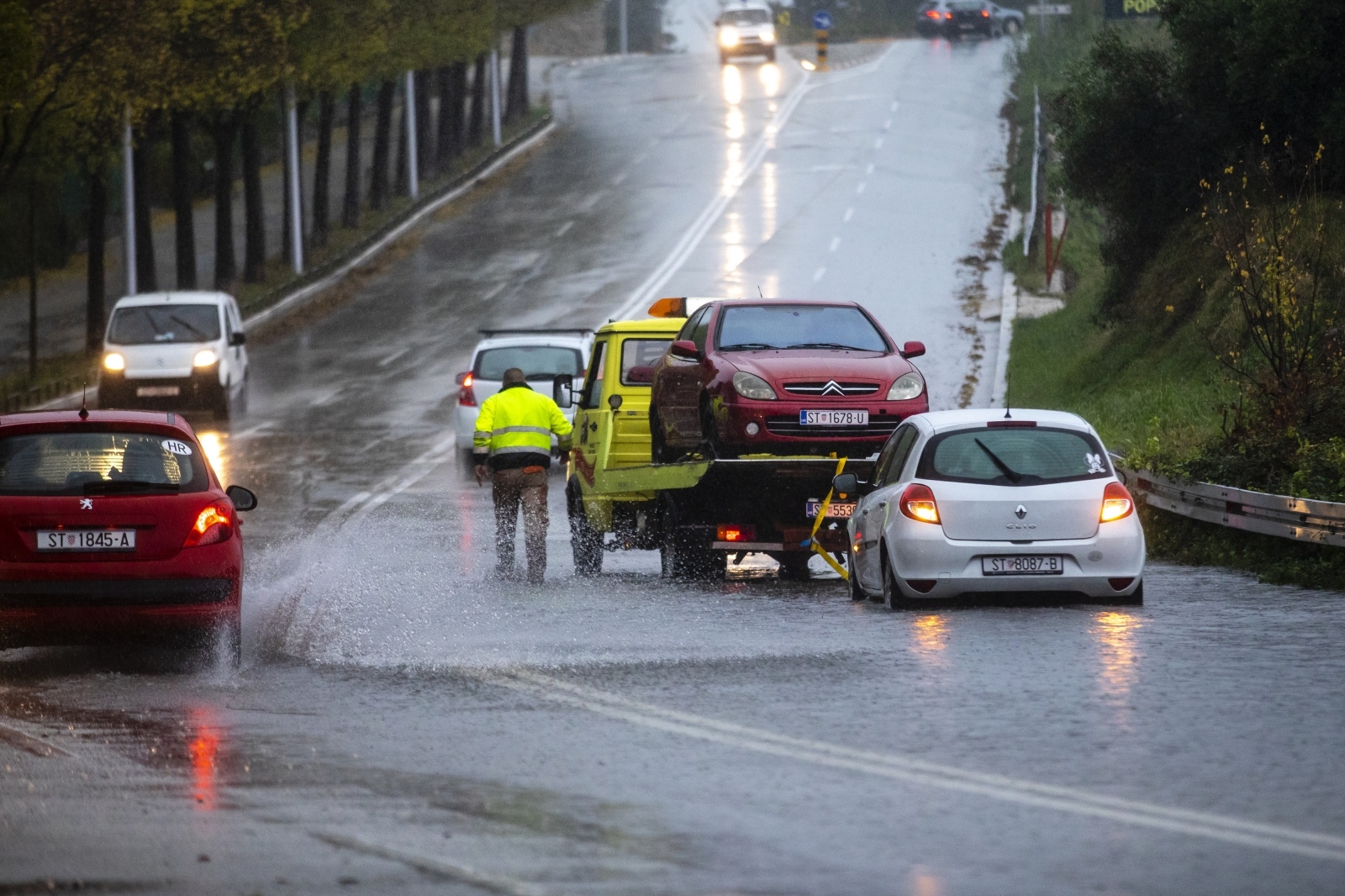 Vučna služba je na više mjesta izvlačila poplavljene automobile. Foto: Miroslav Lelas/PIXSELL